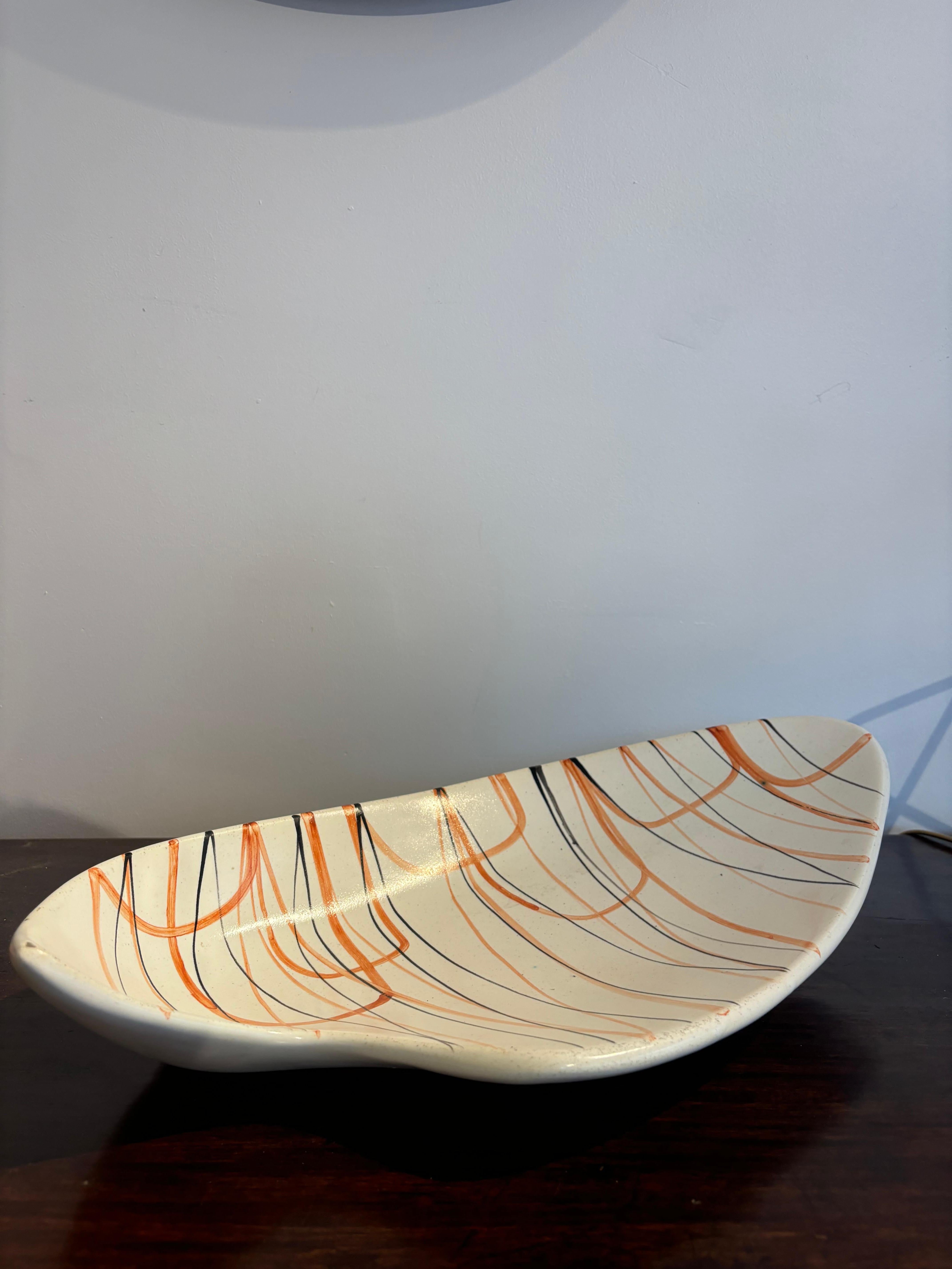 Large et grand plat dit : « C50 » par Roger Capron à décor abstrait vers 1960. 