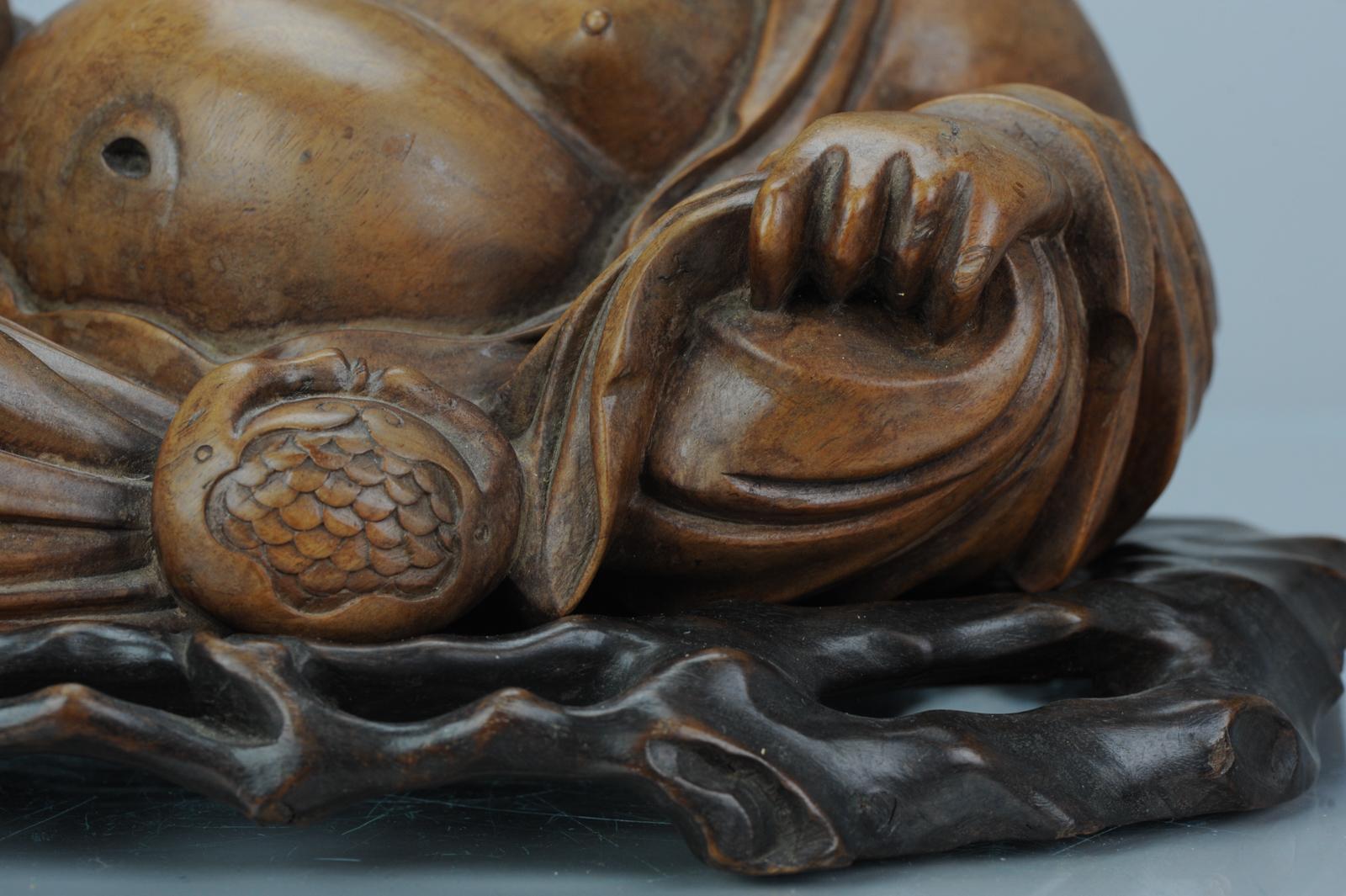 Grande statue chinoise en bois sculpté datant d'environ 1900 représentant un Bouddha riant en vente 7