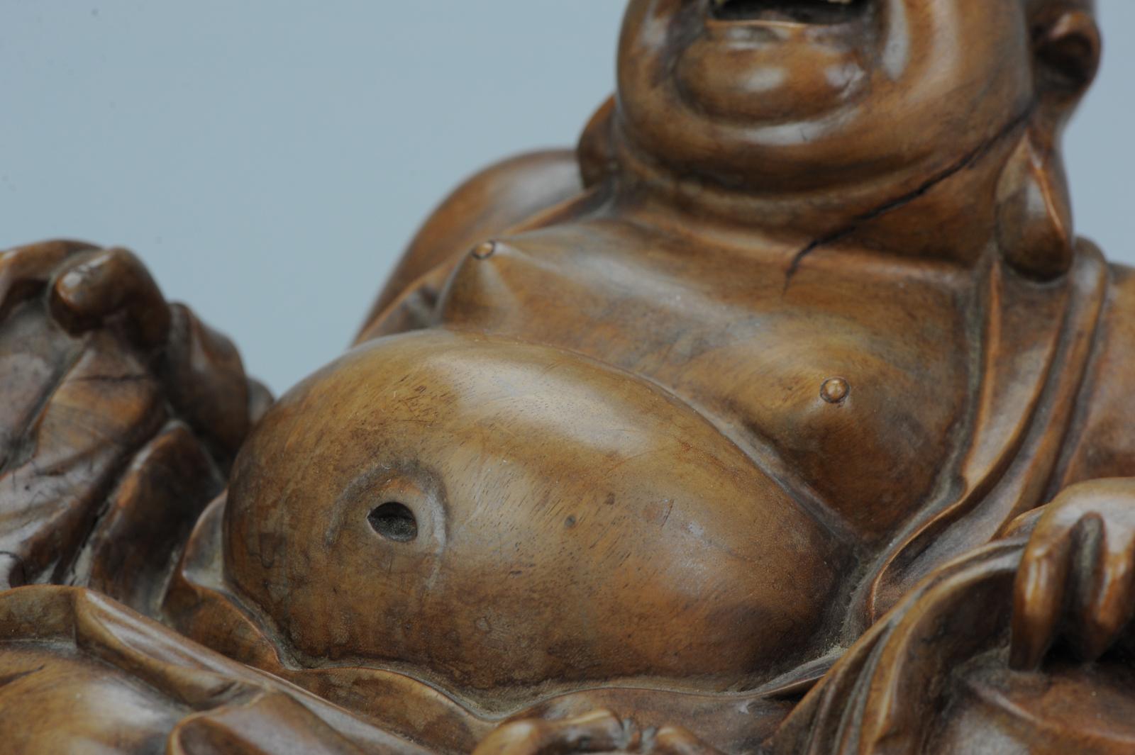 Grande statue chinoise en bois sculpté datant d'environ 1900 représentant un Bouddha riant en vente 8