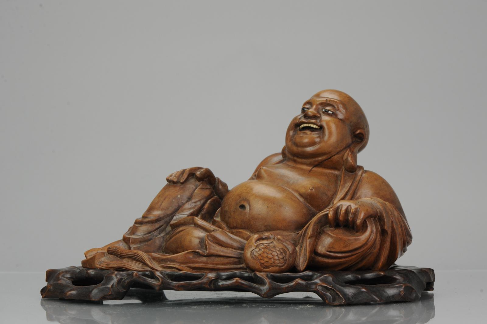 Description
China, finely carved wooden Laughing Buddha in laying position. Seated on a matching stand.

Condition
Some age signs like cracks and 2 or 3 fritspots. Size: 365 mm diameter, 200 mm high, 200 mm depth.

Period
ca 1900.