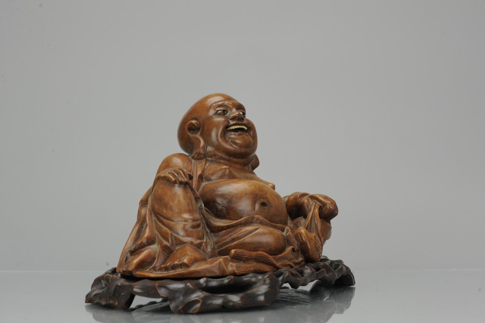 Chinois Grande statue chinoise en bois sculpté datant d'environ 1900 représentant un Bouddha riant en vente