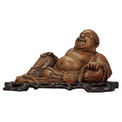 Grande statue chinoise en bois sculpté datant d'environ 1900 représentant un Bouddha riant