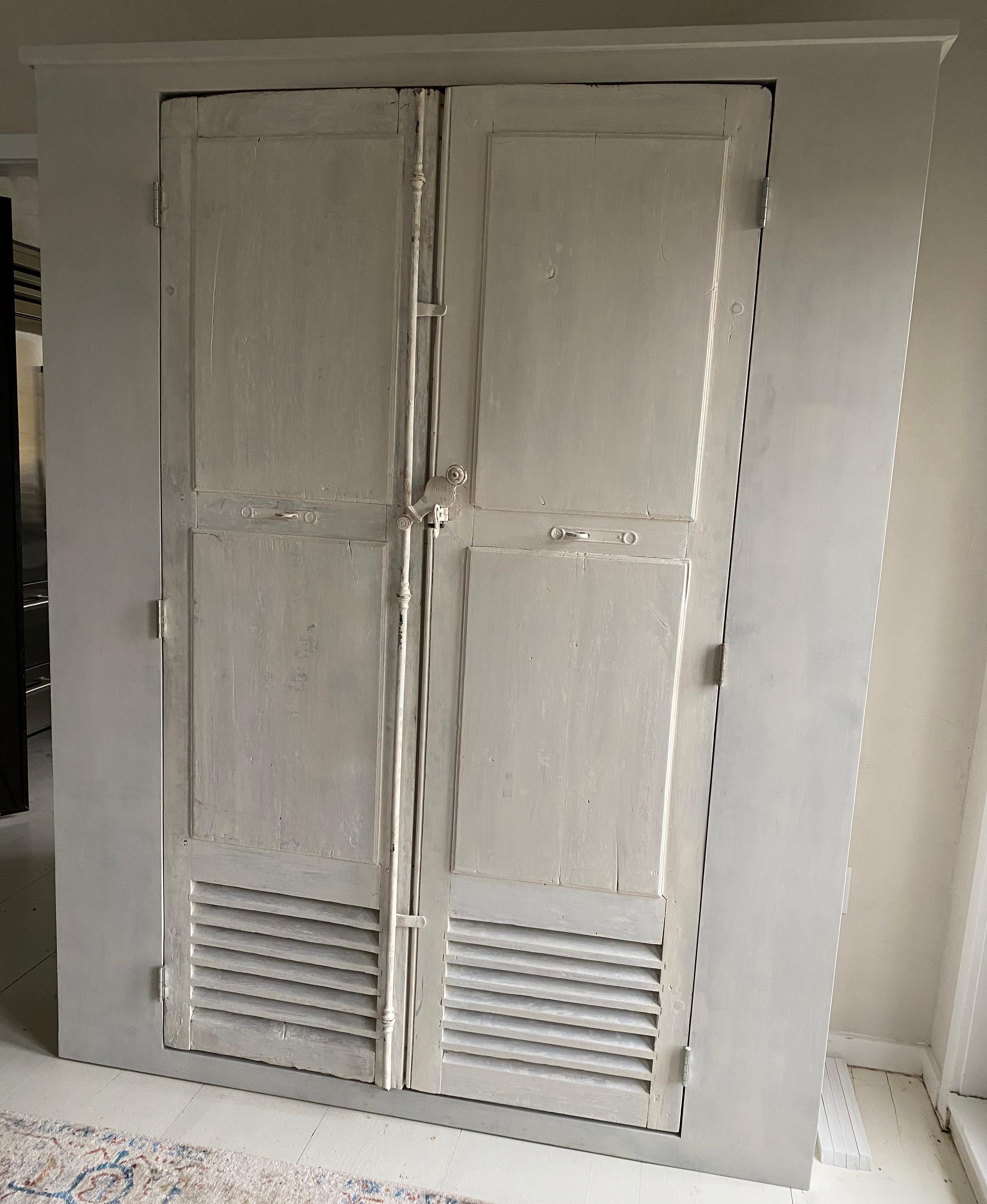 Provincial français Grand meuble de rangement/meuble de rangement avec portes anciennes en vente