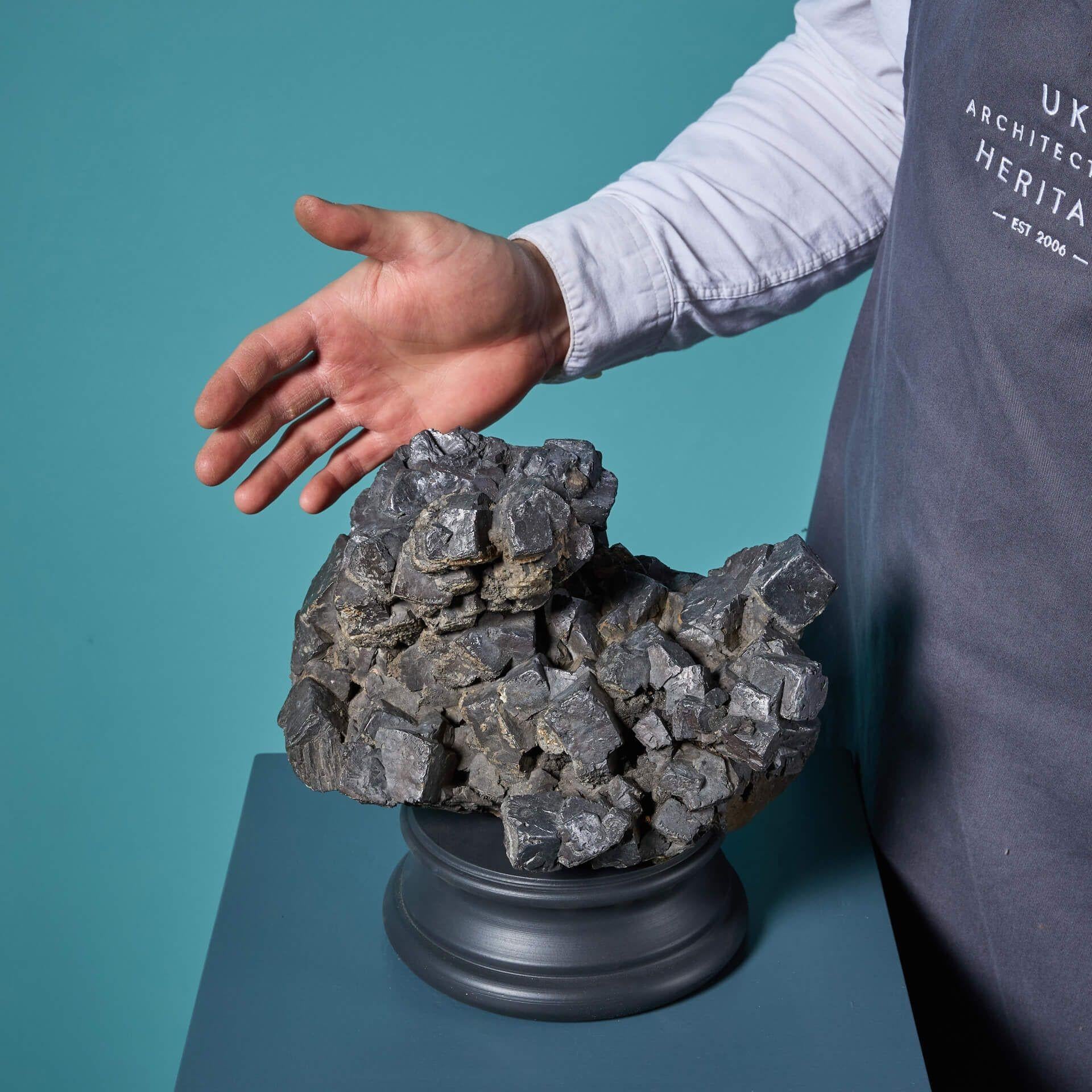 Gran espécimen mineral de gabinete de galena natural de la mina Greenlaws, Weardale, Inglaterra, ex. colección privada de Eric Holland. Este asombroso ejemplar se presenta en una de nuestras bases exclusivas, tal y como se muestra en la foto, para