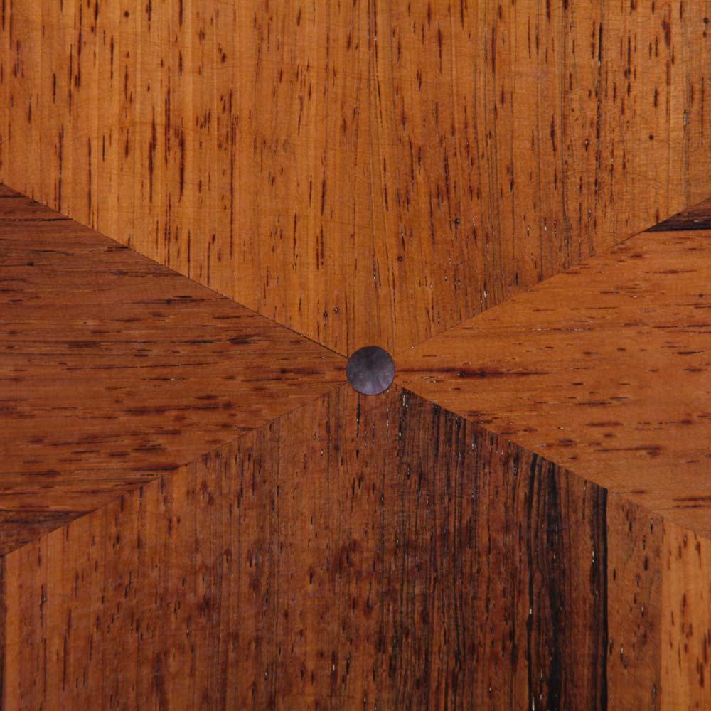 Metà XX secolo Large cabinet in mahogany, oak and mother-of-pearl from the 1940s in vendita