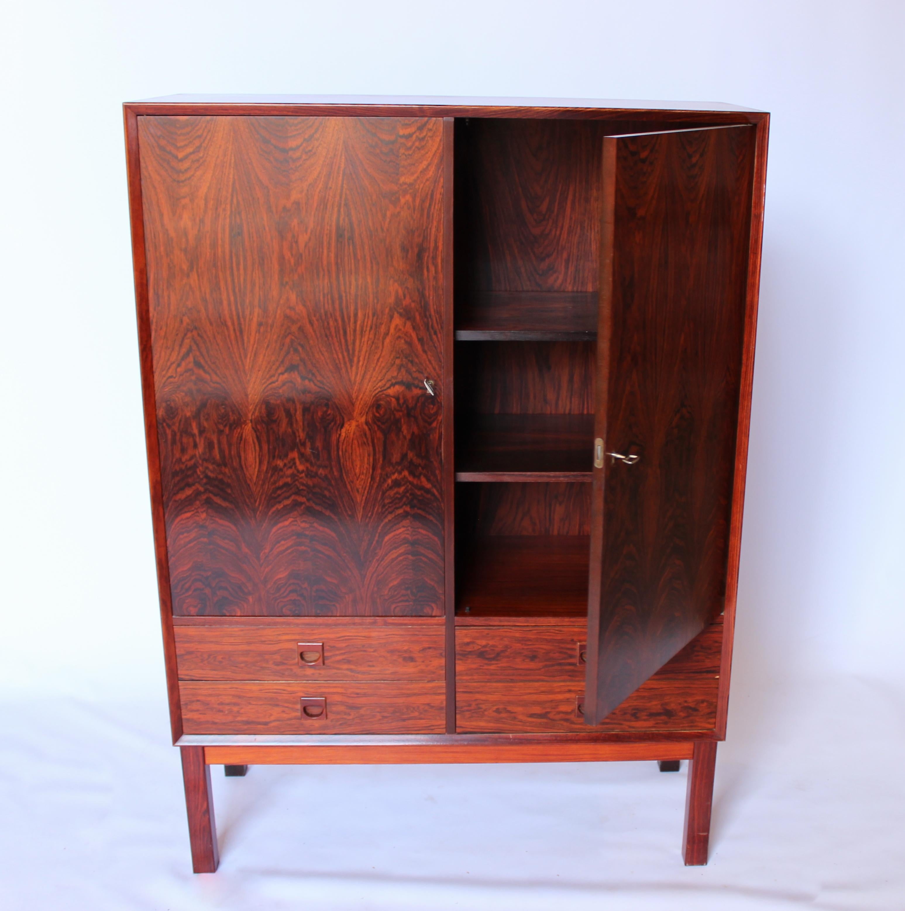 Large cabinet in rosewood of Danish design and manufactured by Brouer in the 1960s. The cabinet is in great vintage condition.