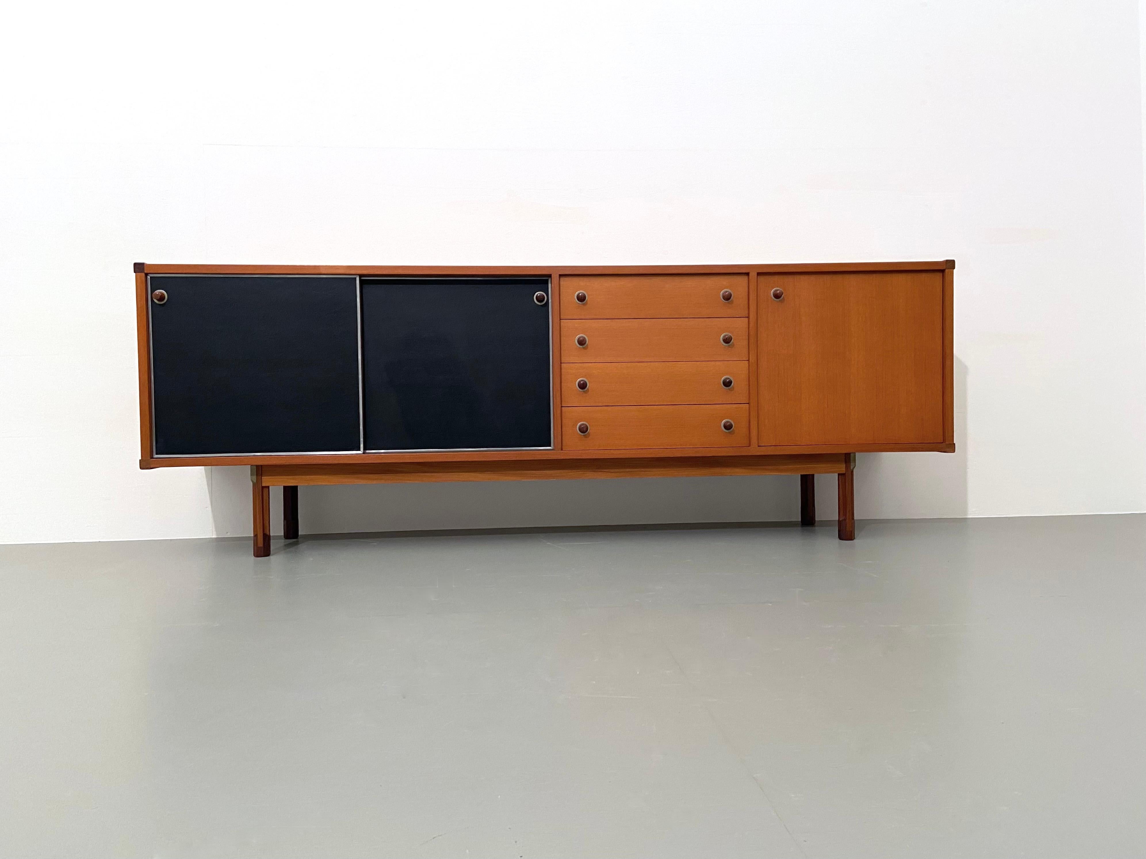 Mid-Century Modern Grand meuble de rangement en teck et stratifié noir d'Elam, Italie, années 1960 en vente