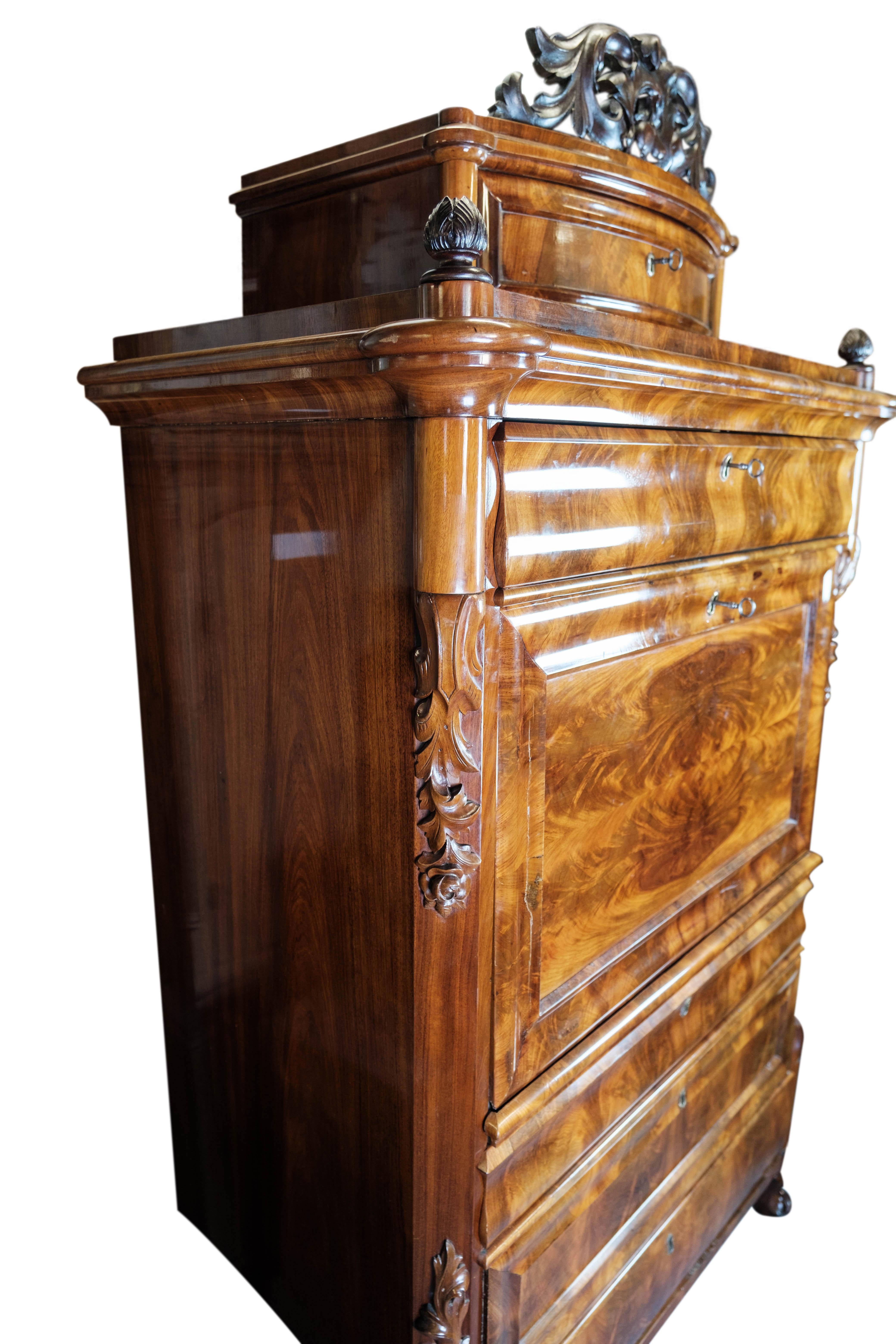 Large cabinet of mahogany decorated with carvings, in great antique condition from the 1860s.