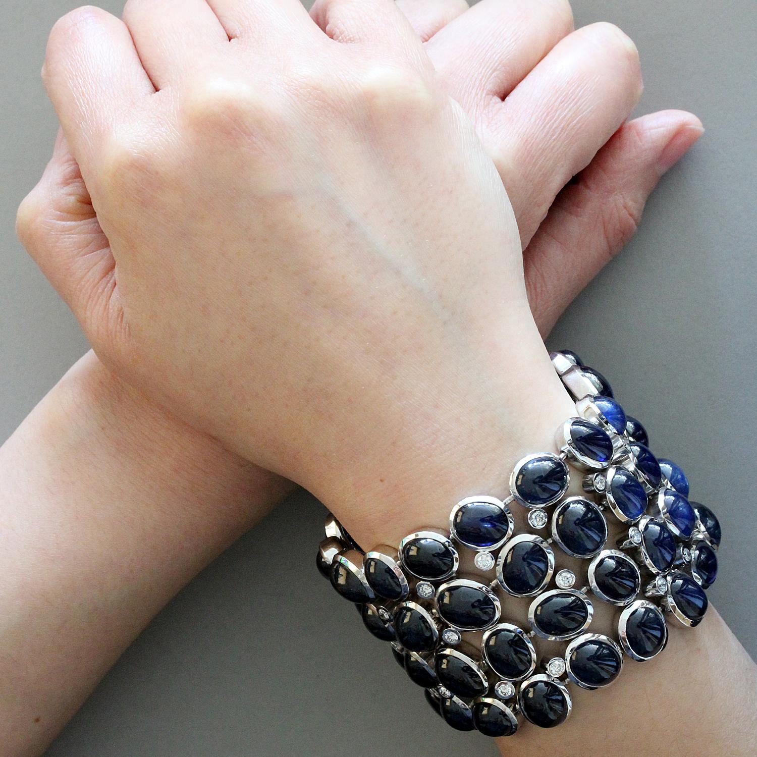 Bracelet en or avec grand saphir bleu cabochon et diamants Pour femmes en vente