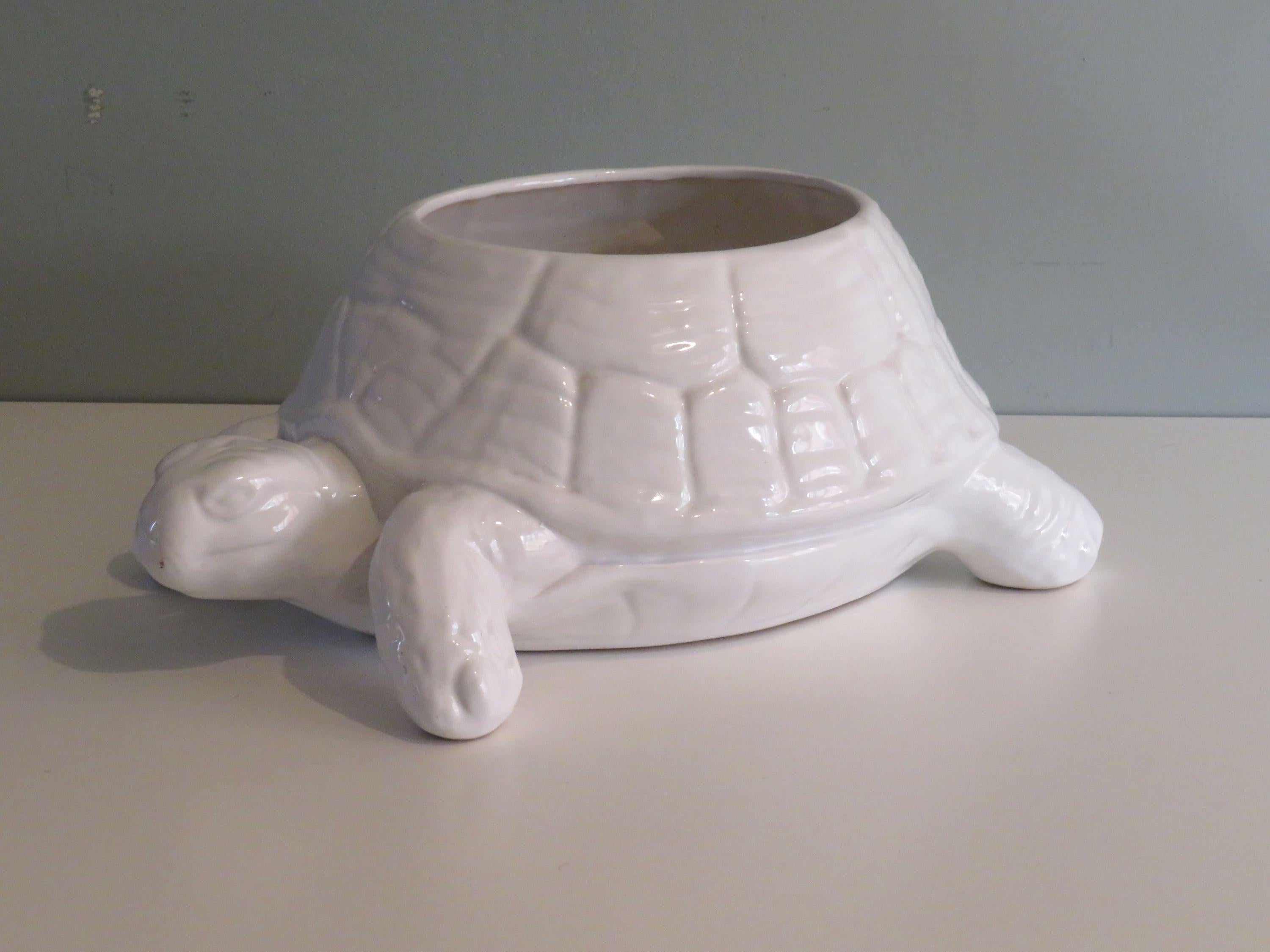 Glazed planter in the shape of a turtle and in the style of Bassano.
The dimensions to use an inner pot are: height 14.5 cm, width 15 cm and length 18 cm.
The item is in good condition, there are very light traces of use.