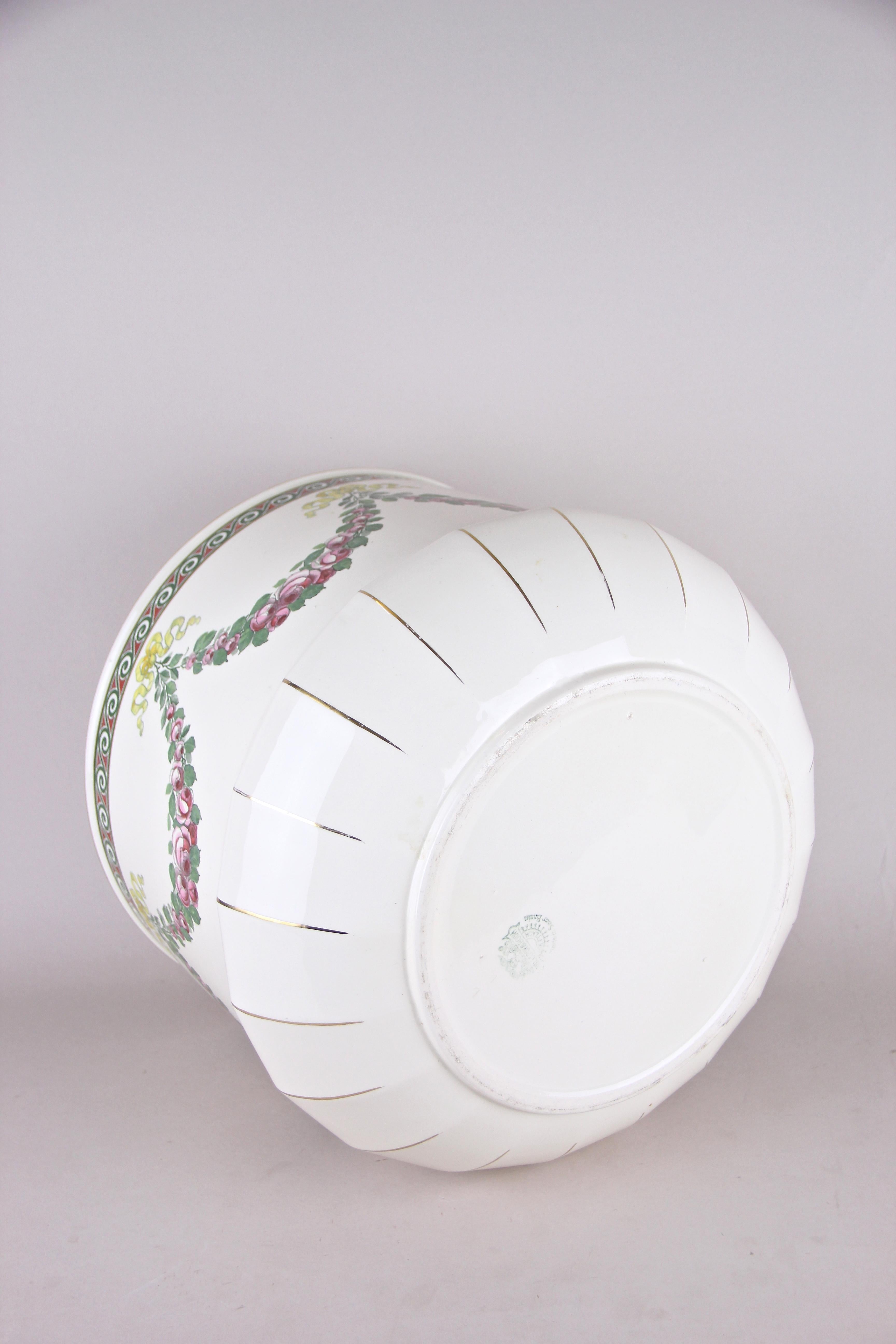 Large Cachepot by Villeroy Boch, Germany, circa 1918 In Good Condition In Lichtenberg, AT