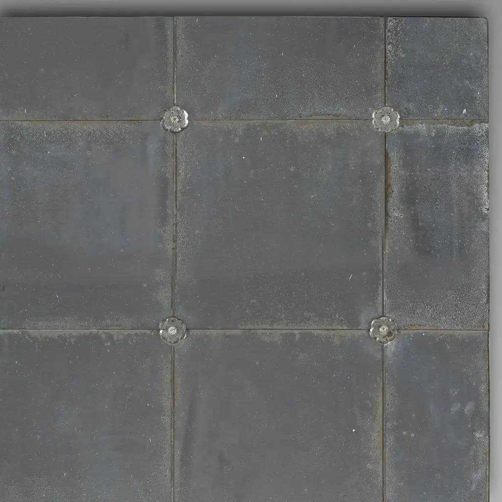 Ce grand miroir de café est une reproduction fidèle des miroirs qui décoraient les brasseries parisiennes au XIXe siècle. Elle est en verre oxydé, avec une patine créée naturellement à l'aide de l'eau de pluie et de la lumière du soleil.
Sa grande