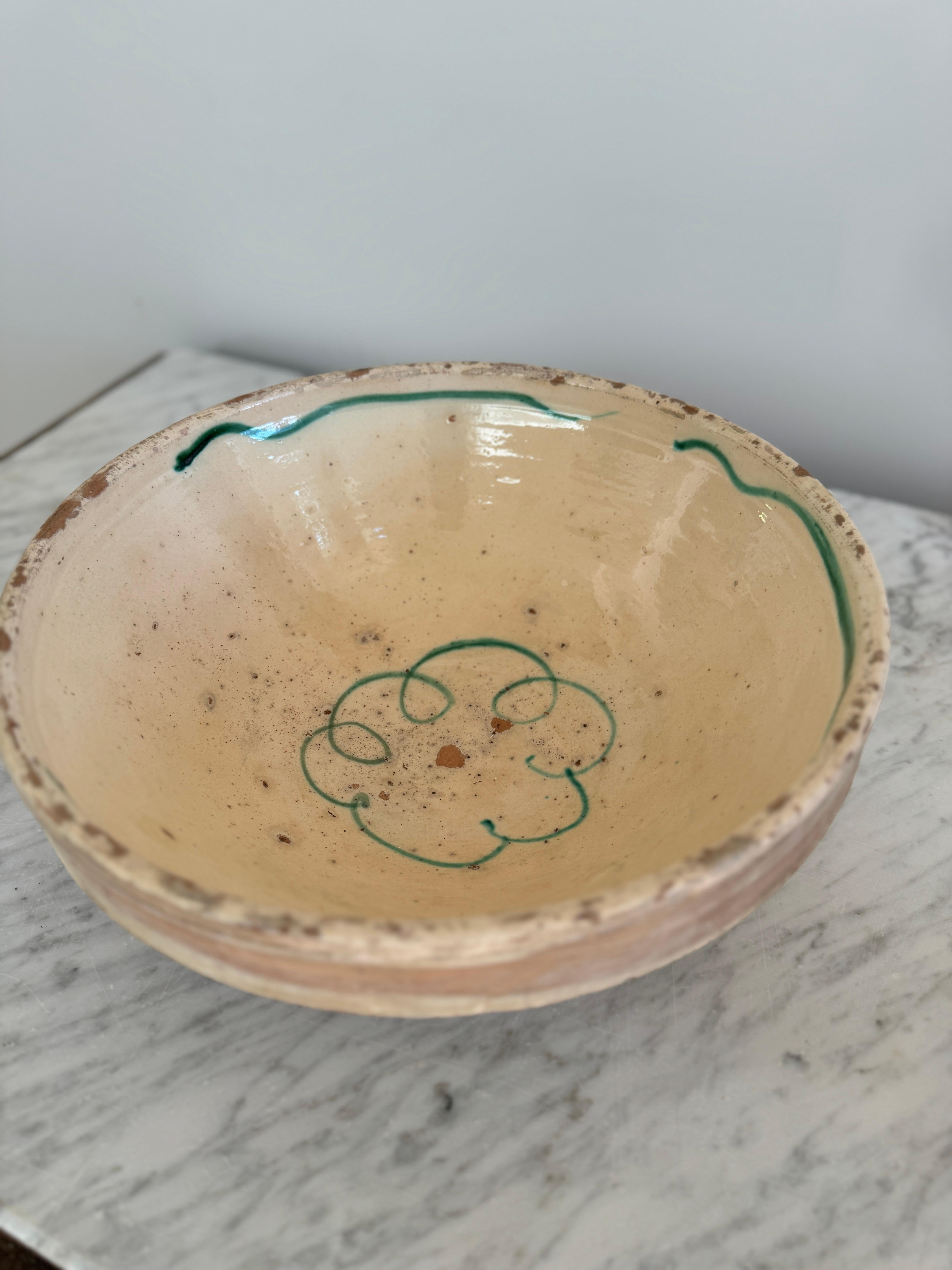 Große kalabrische handbemalte Schale (18. Jahrhundert und früher) im Angebot