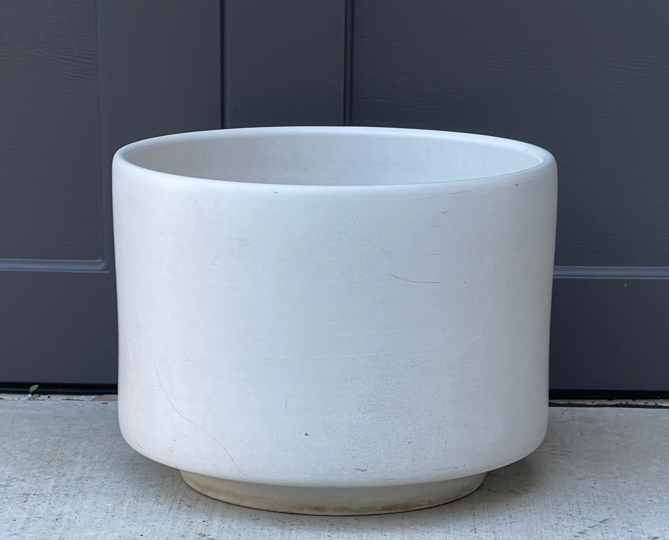 Jardinera grande de cerámica MCM de diseño californiano de Gainey Cerámico en venta
