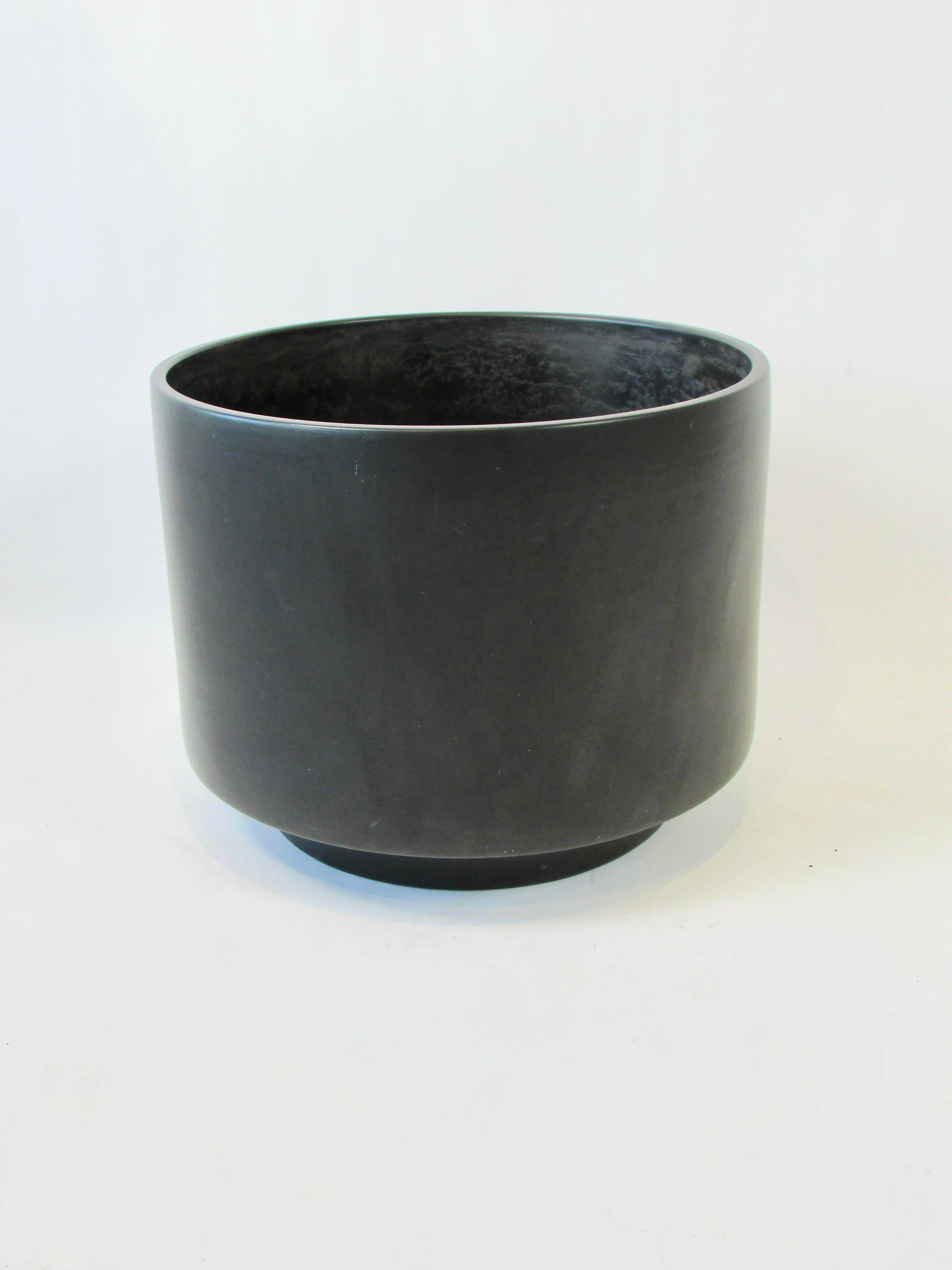 Vernissé Grand pot à plantes moderne californien noir mat de Gainey en vente