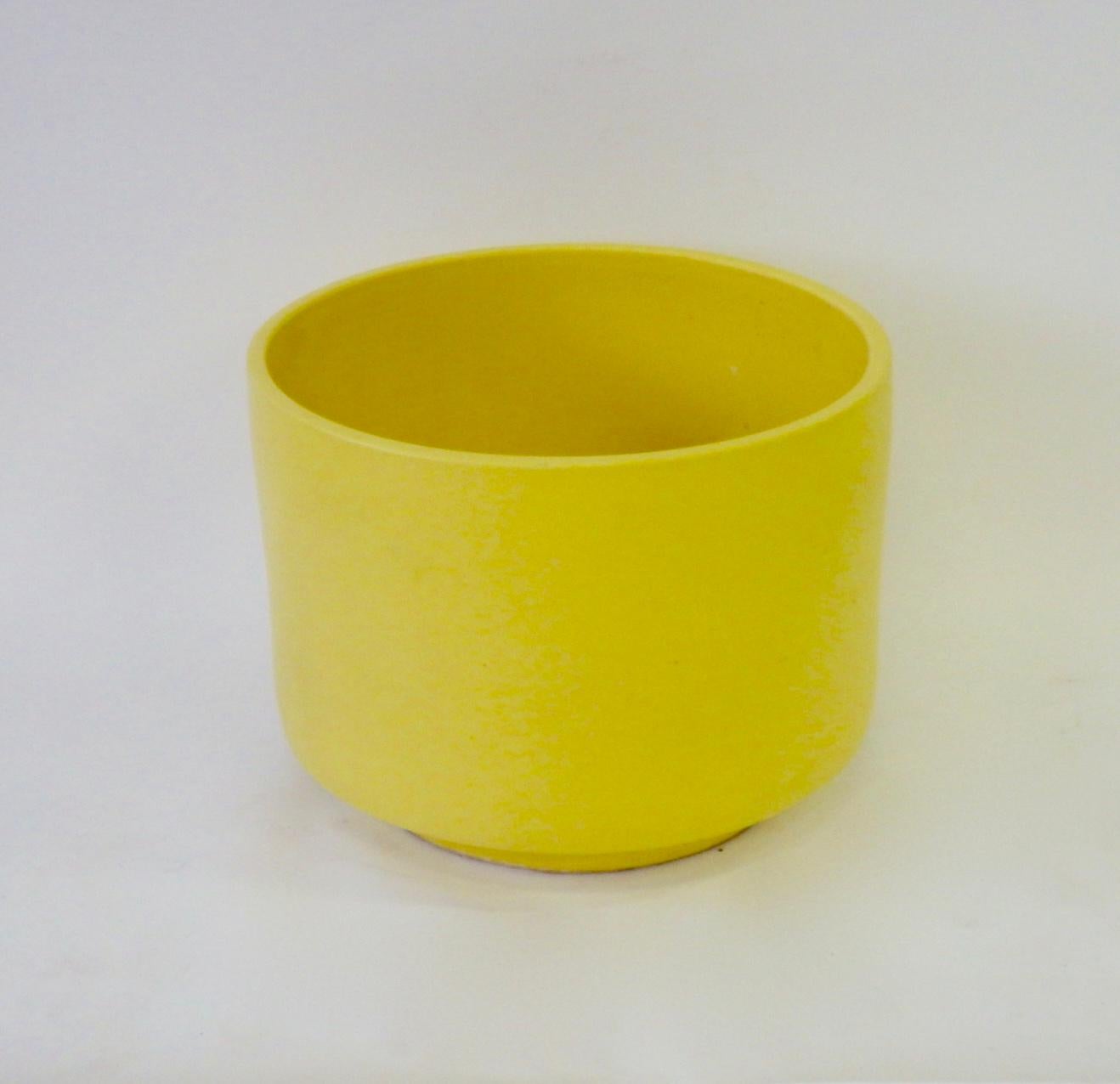 Grand pot de fleurs jaune vif Gainey.