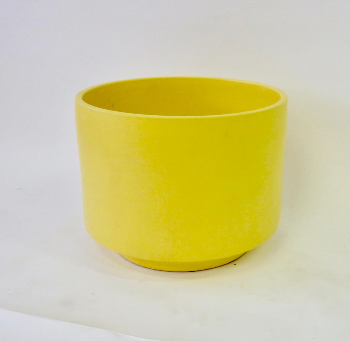 Mid-Century Modern Grand pot à plantes jaune moderne californien de Gainey
