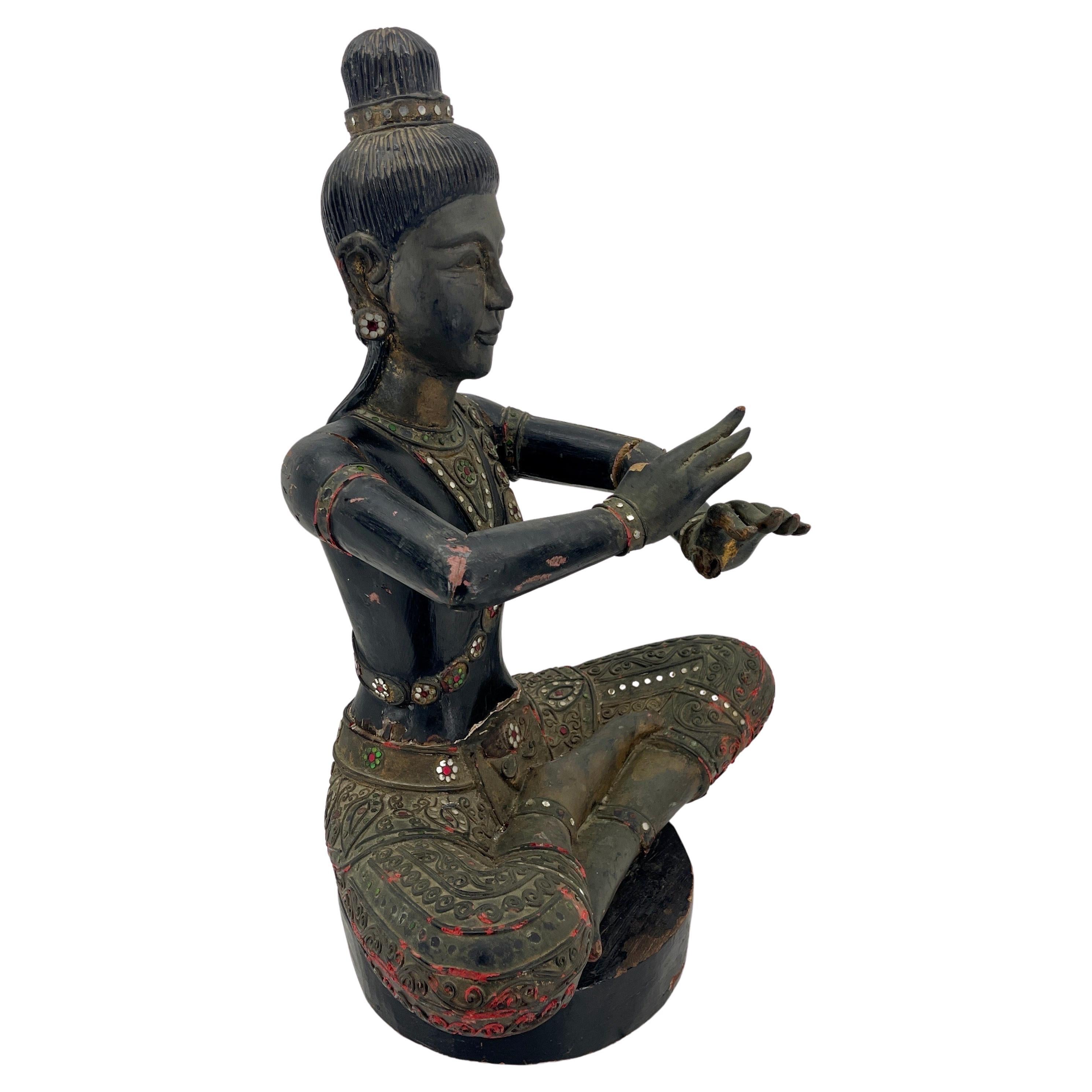 Scultura di Buddha seduto dipinto di nero, cambogiano, anni '20 circa
La statua è decorata con diversi pezzi di vetro specchiato di colore rosso e verde. Diverse aree intorno alla cassapanca sono state dorate in modo originale.