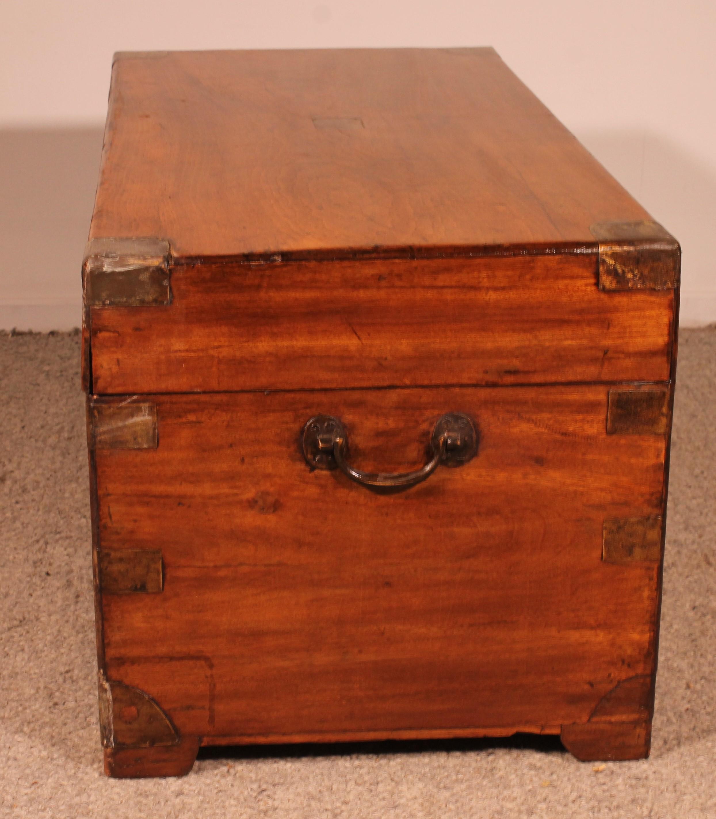 Large Campaign Chest In Camphor Wood From The 19th Century With Tray For Sale 6