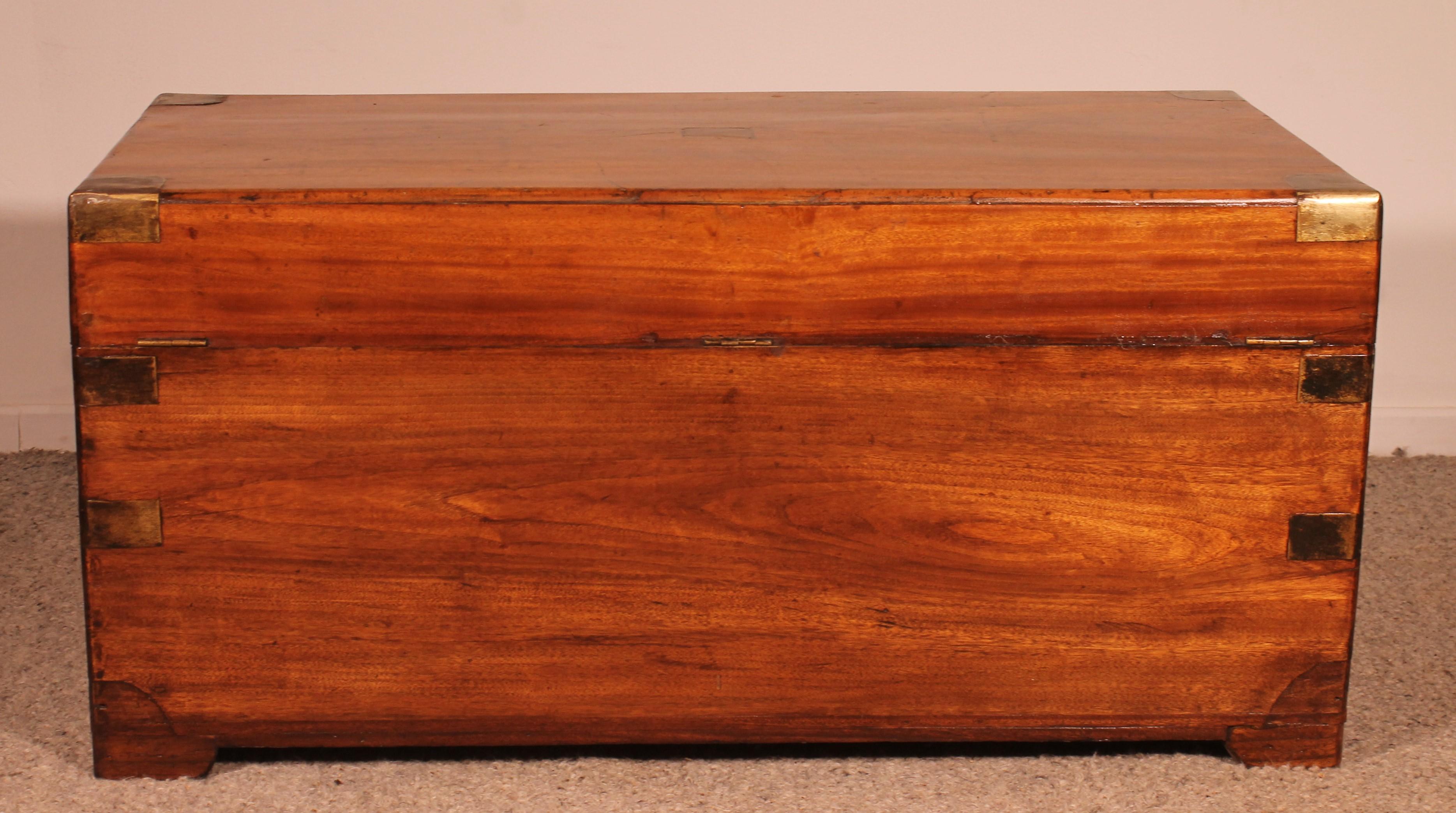 Large Campaign Chest In Camphor Wood From The 19th Century With Tray For Sale 7