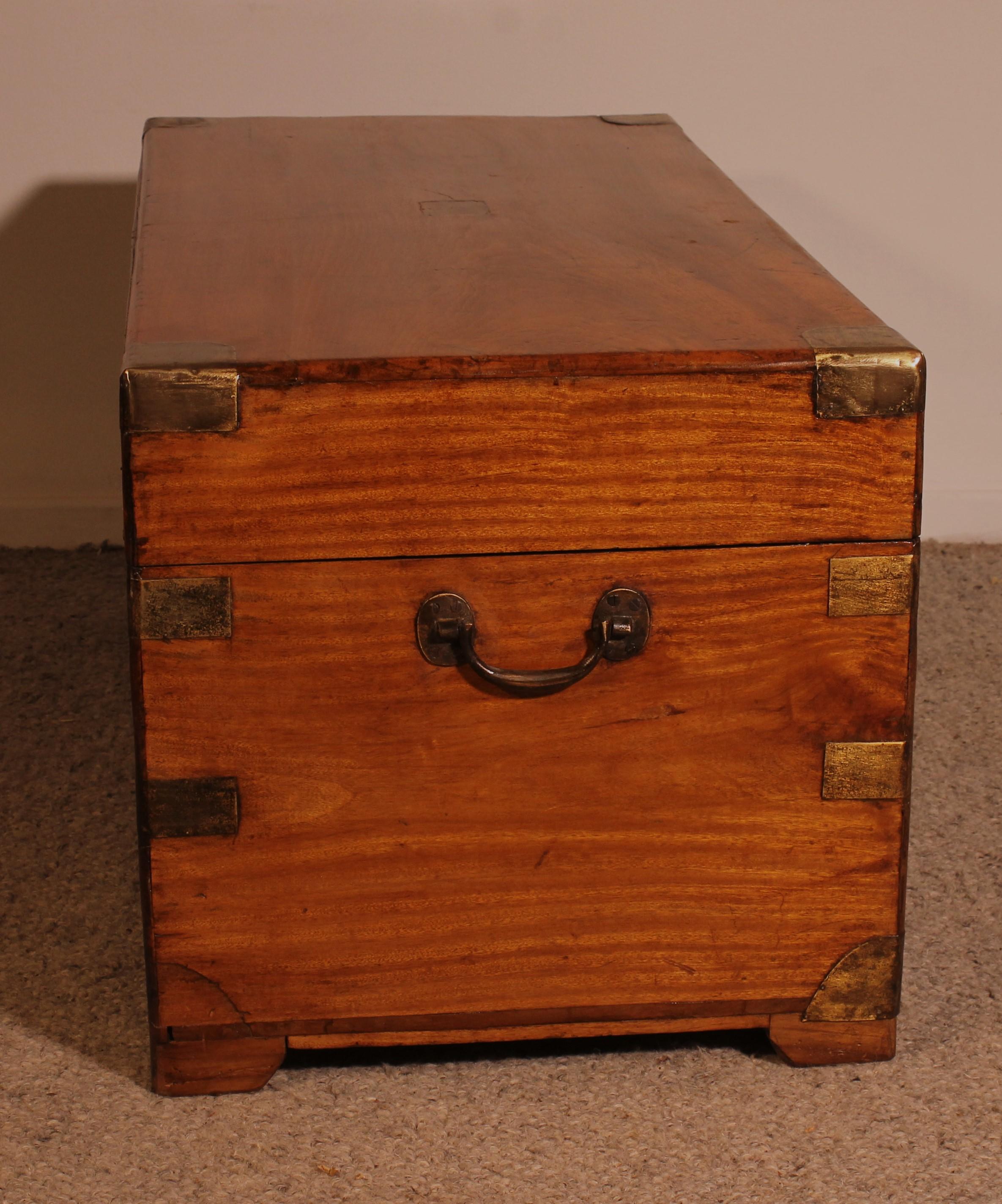 Large Campaign Chest In Camphor Wood From The 19th Century With Tray For Sale 8