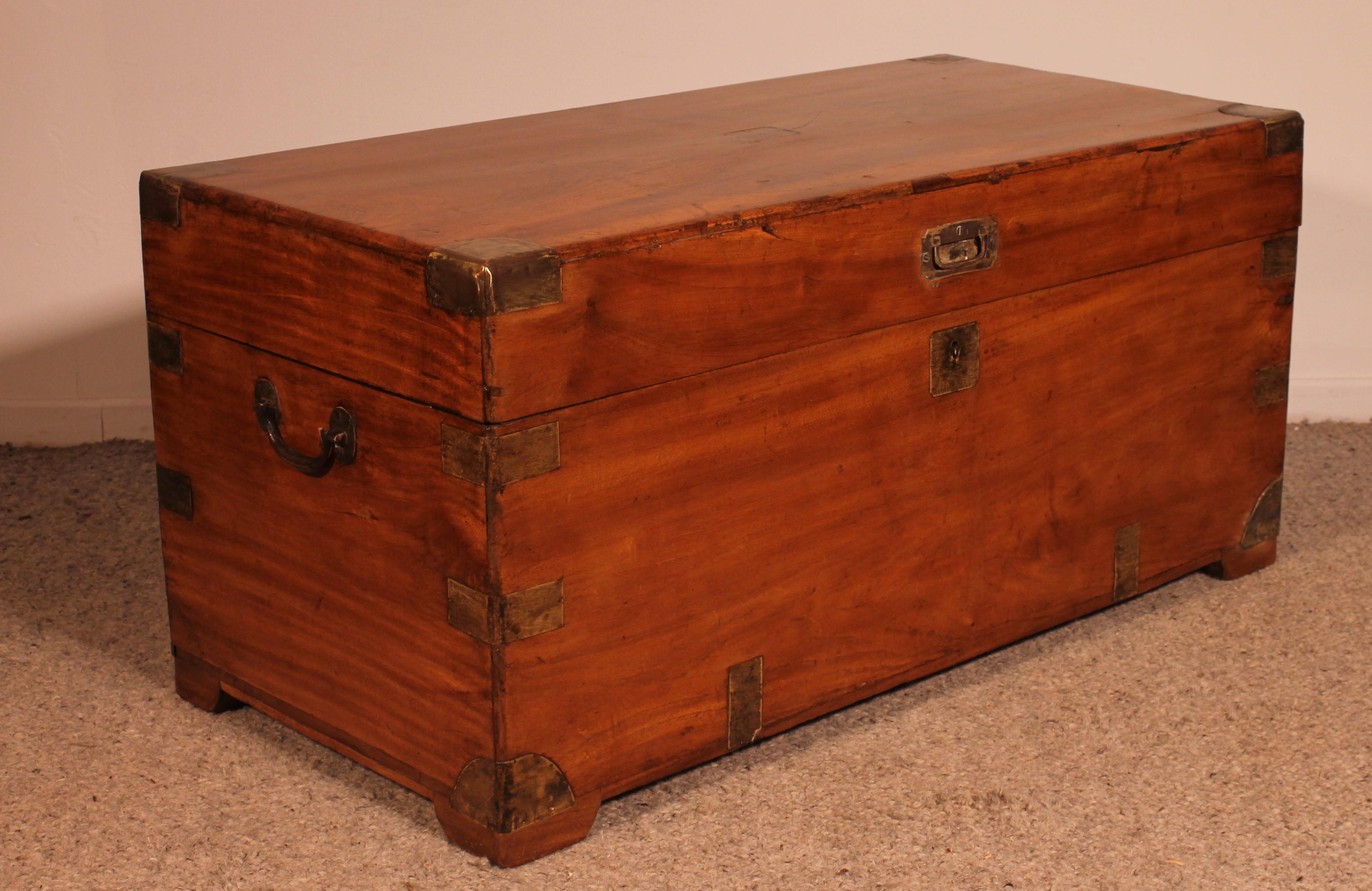 Large Campaign Chest In Camphor Wood From The 19th Century With Tray For Sale 9