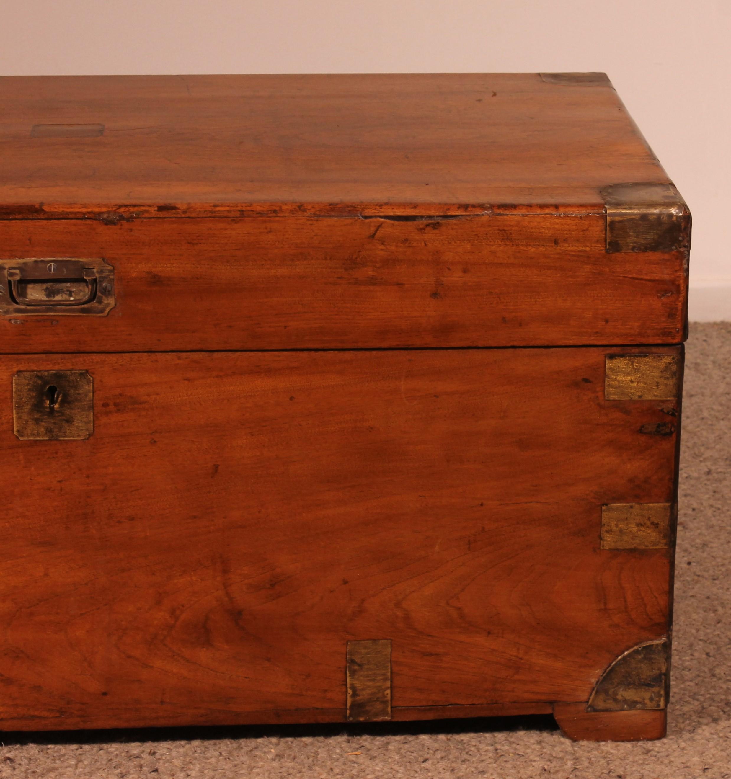 Superb large 19th century campaign chest in camphor wood with tray in camphor wood
Chest of the English navy with its fittings brasses of this style of furniture and its carrying handles on the side
Very good quality camphor wood with all sides made