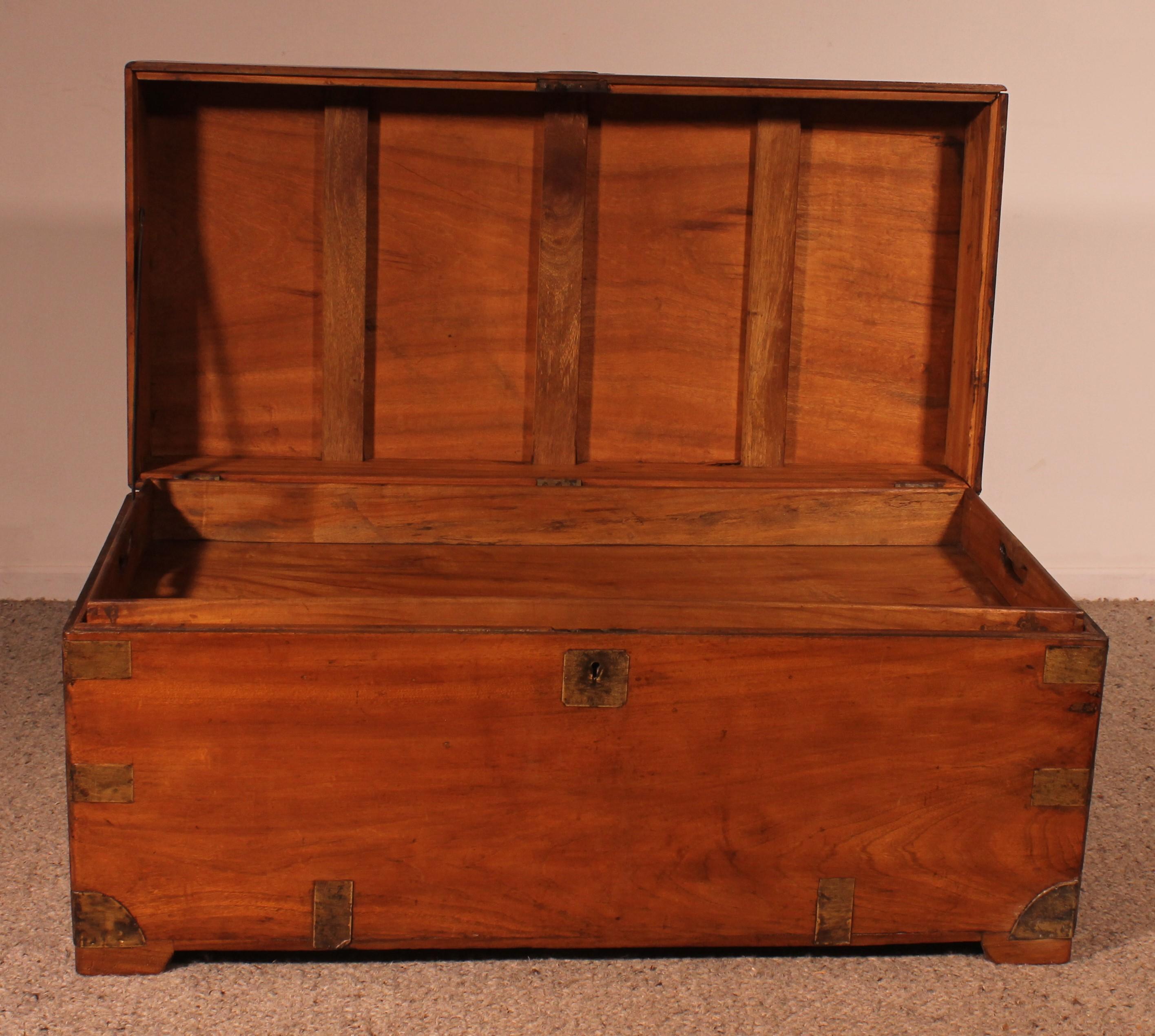 Large Campaign Chest In Camphor Wood From The 19th Century With Tray In Good Condition For Sale In Brussels, Brussels