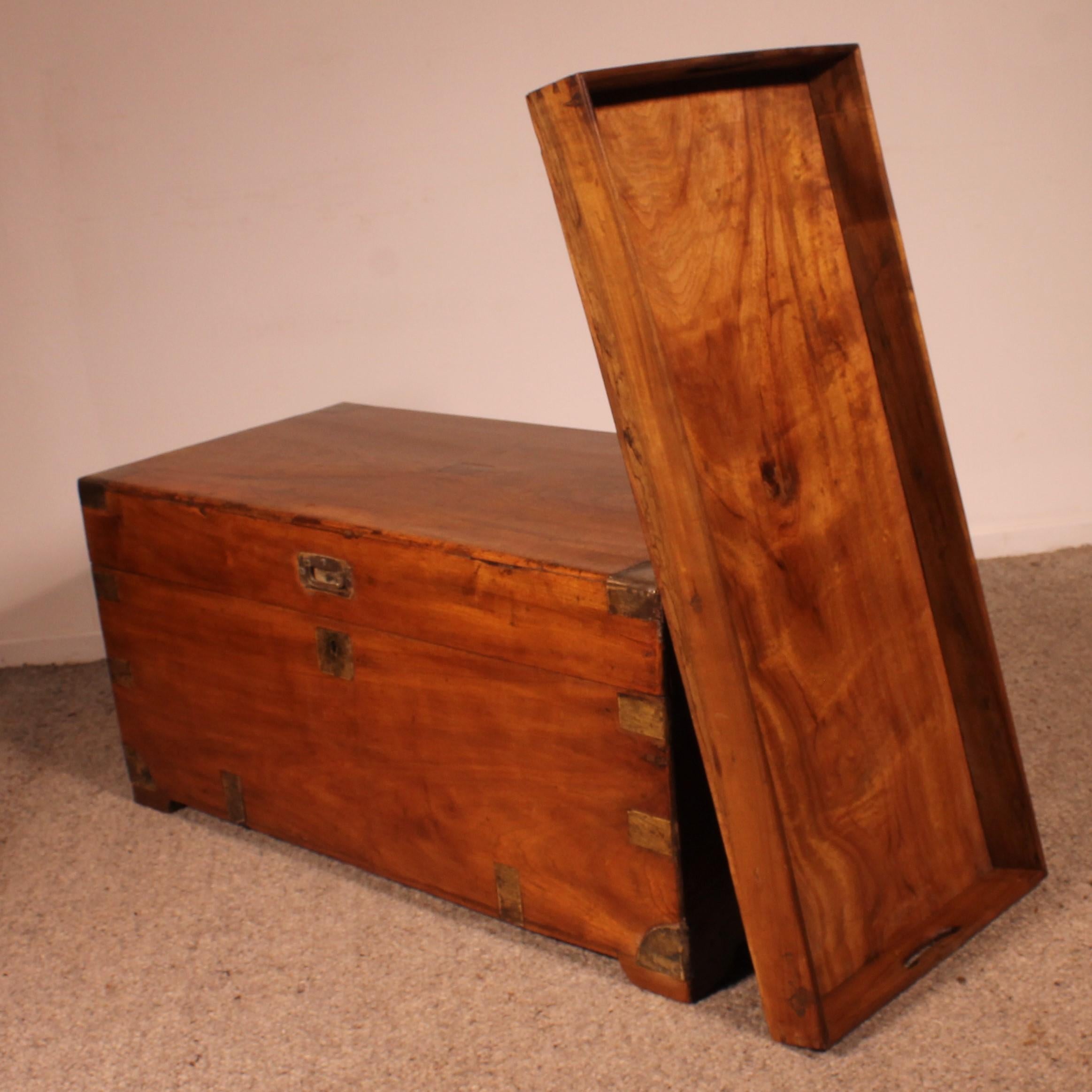 Large Campaign Chest In Camphor Wood From The 19th Century With Tray For Sale 1