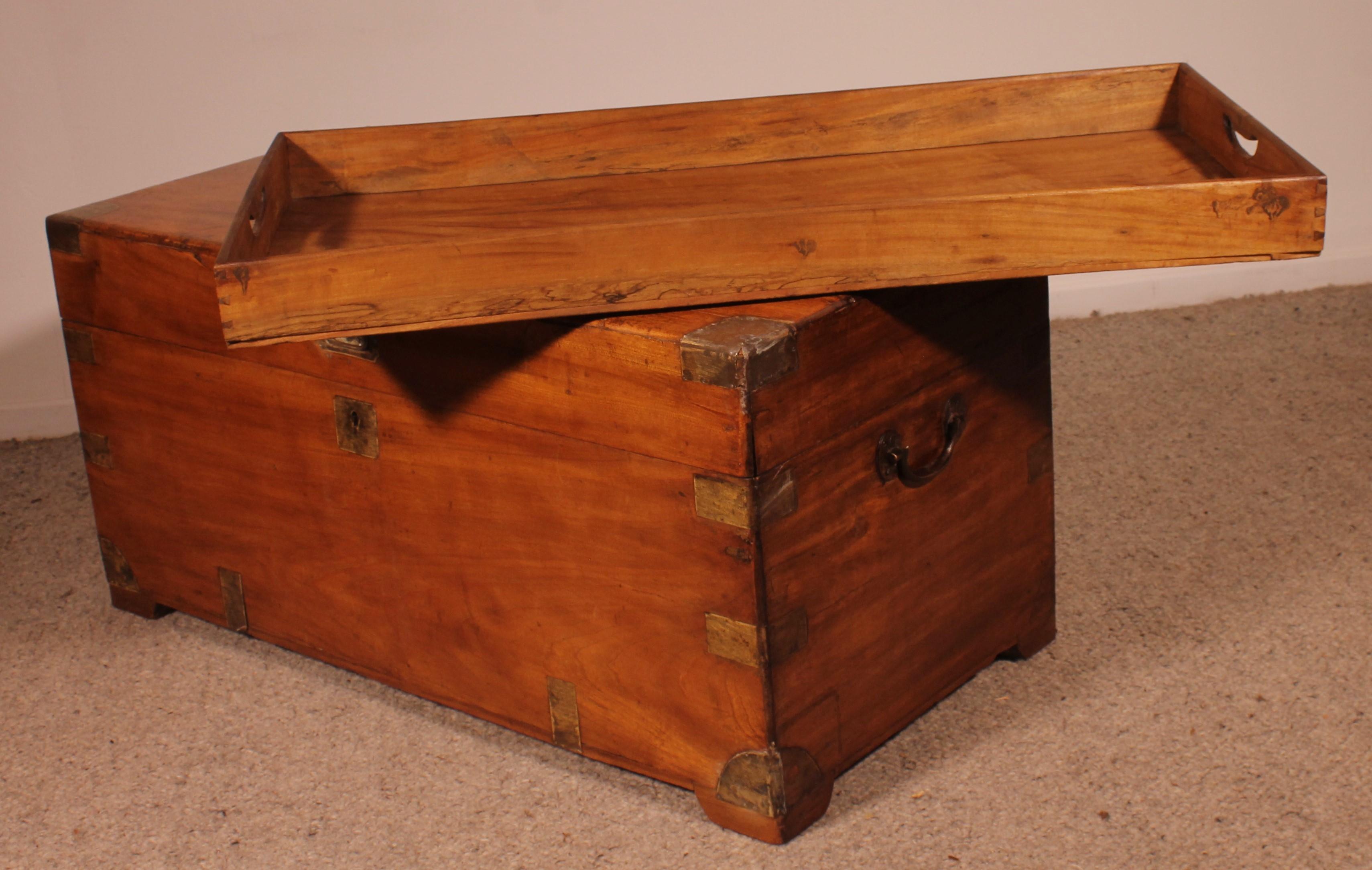 Large Campaign Chest In Camphor Wood From The 19th Century With Tray For Sale 2
