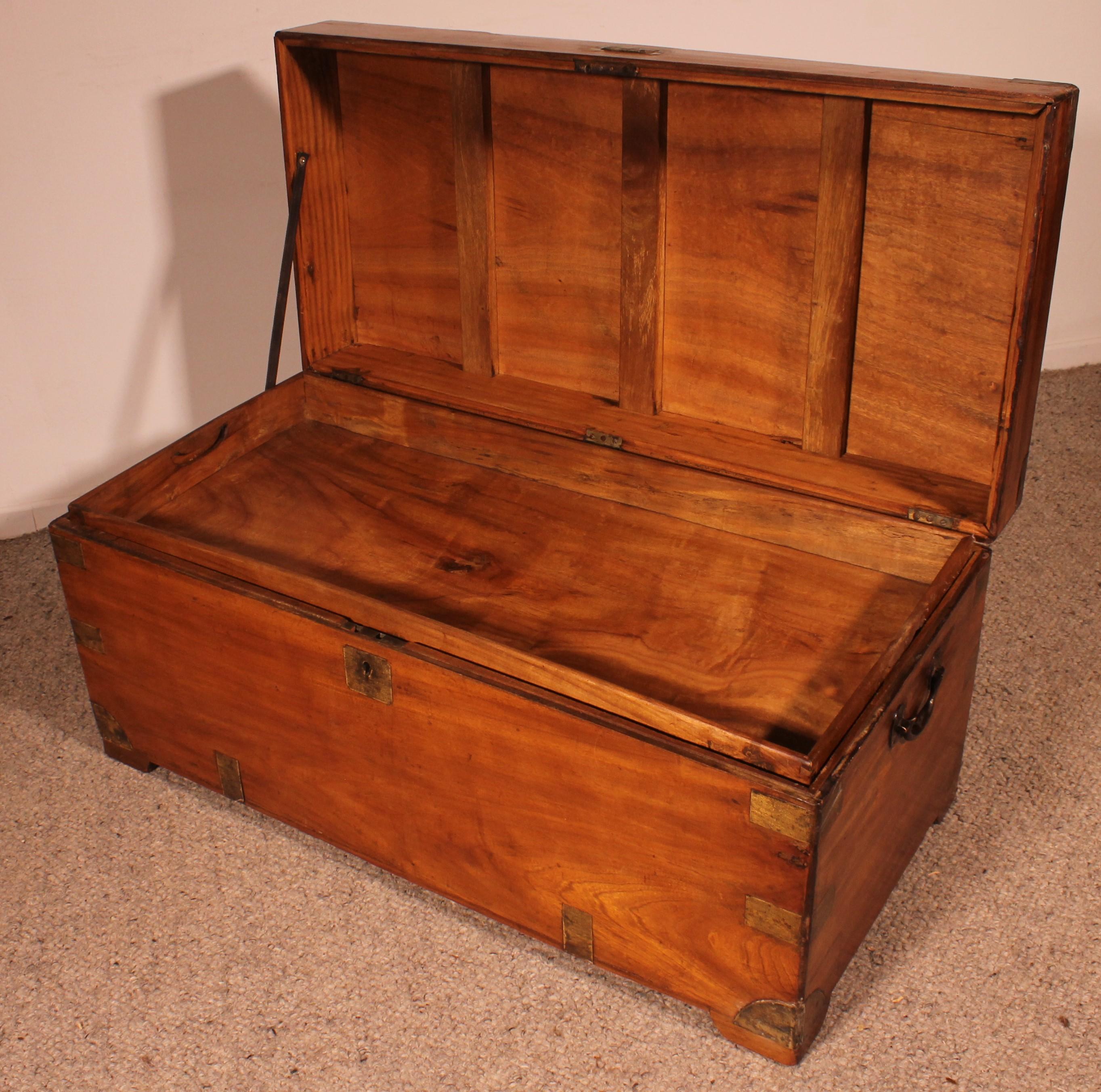 Large Campaign Chest In Camphor Wood From The 19th Century With Tray For Sale 3