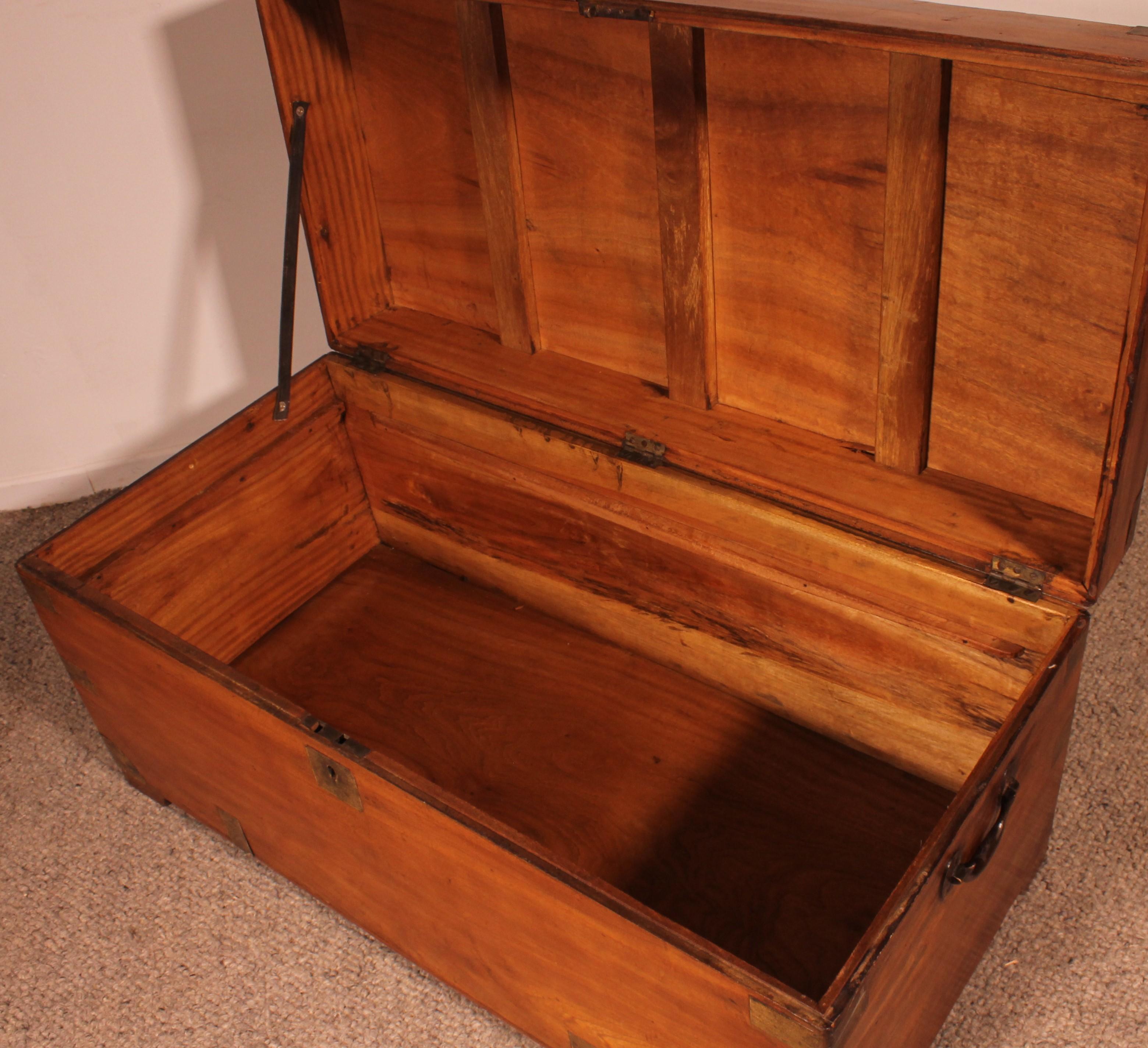 Large Campaign Chest In Camphor Wood From The 19th Century With Tray For Sale 4