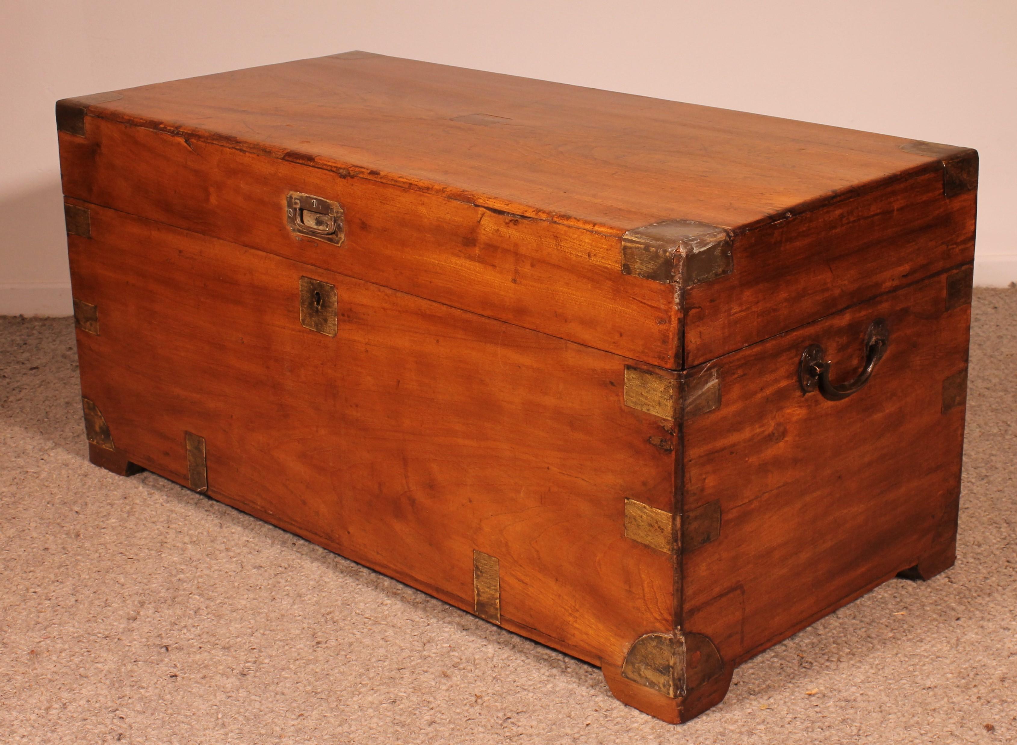 Large Campaign Chest In Camphor Wood From The 19th Century With Tray For Sale 5