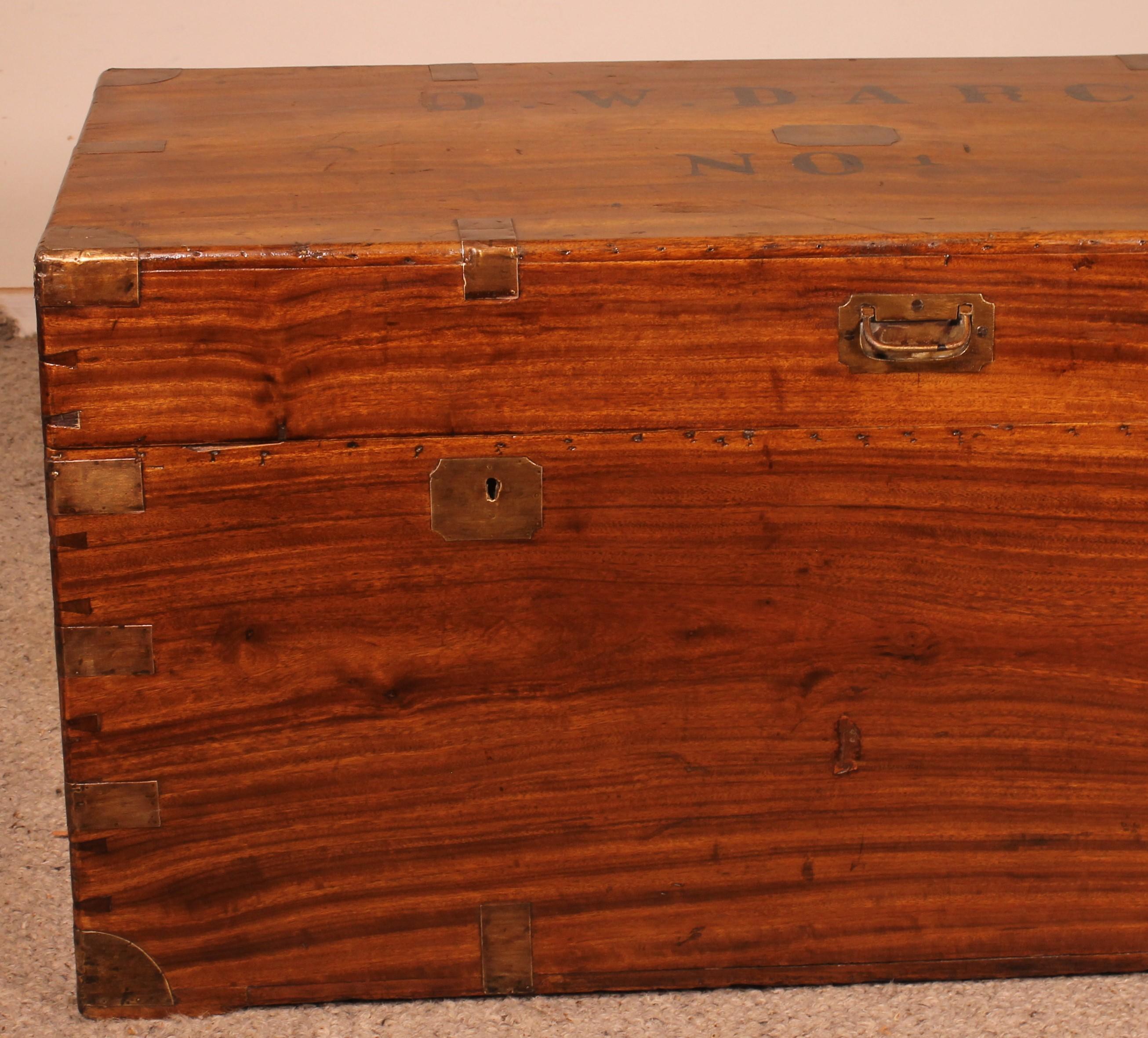 Large Campaign Chest of Captain 0.W Darch N ° 1 in Camphor Wood from 19th Ce For Sale 6