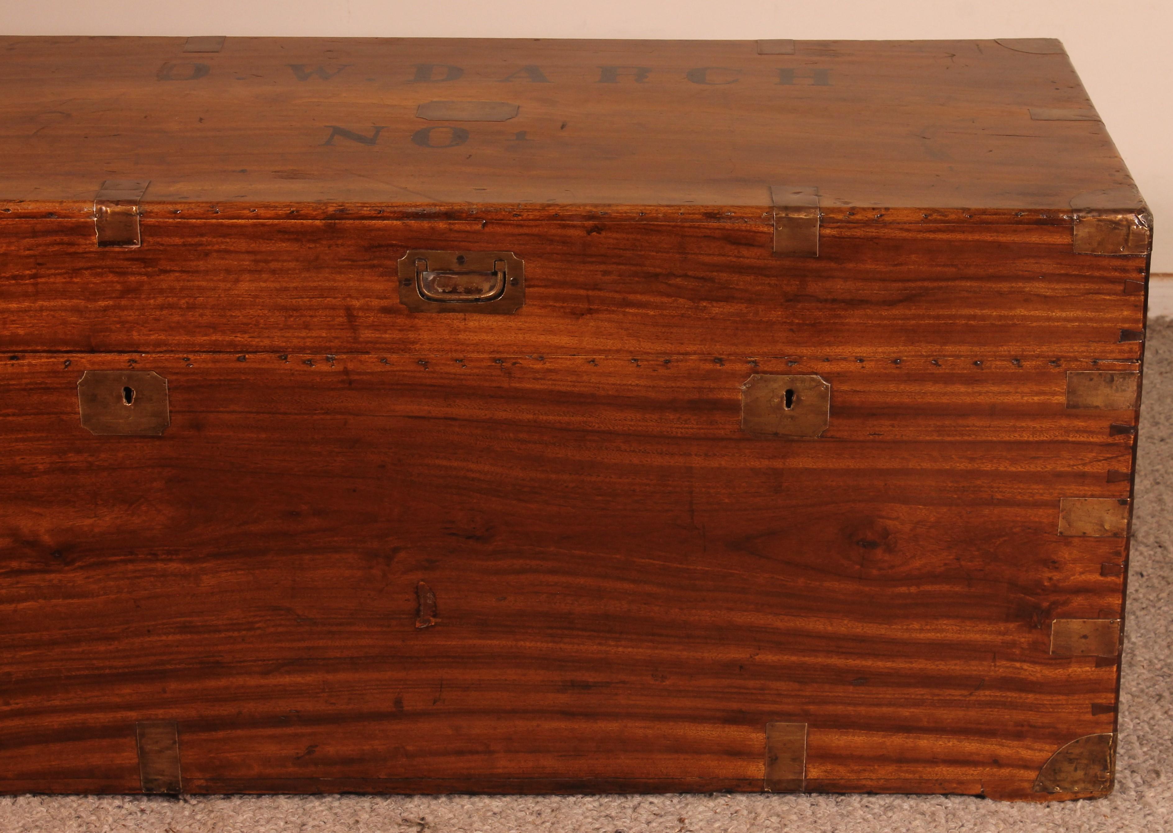 Superb large 19th century campaign chest in camphor wood of Captain OW Darch
Chest of the English navy with its fittings typical of this style of furniture and its carrying handles on the side

large model with the name of the captain, which is