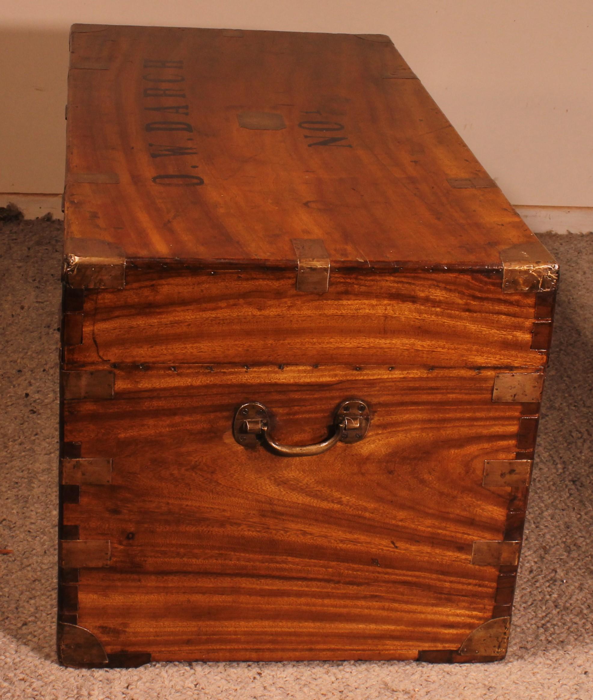 Large Campaign Chest of Captain 0.W Darch N ° 1 in Camphor Wood from 19th Ce For Sale 1