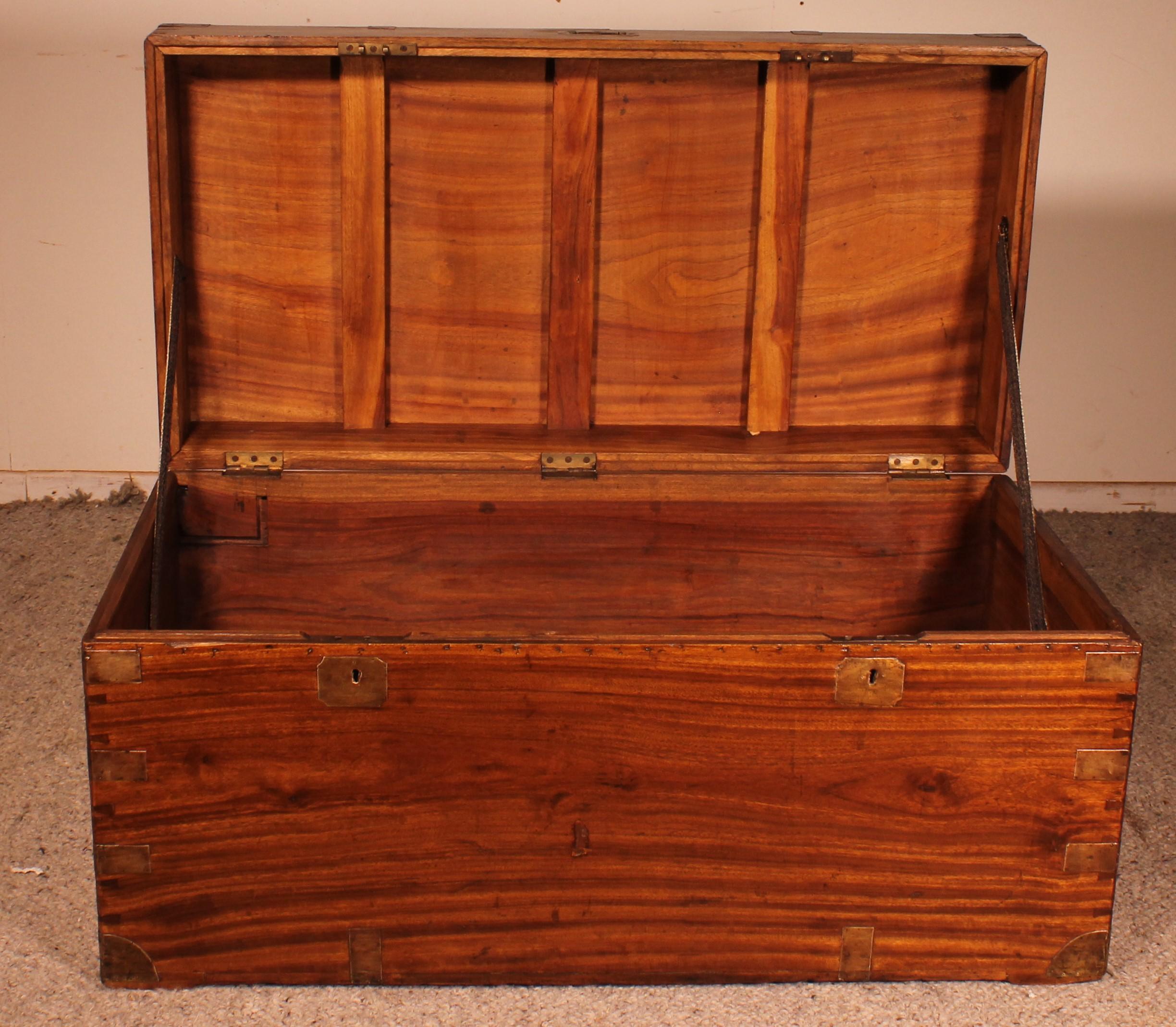 Large Campaign Chest of Captain 0.W Darch N ° 1 in Camphor Wood from 19th Ce For Sale 3