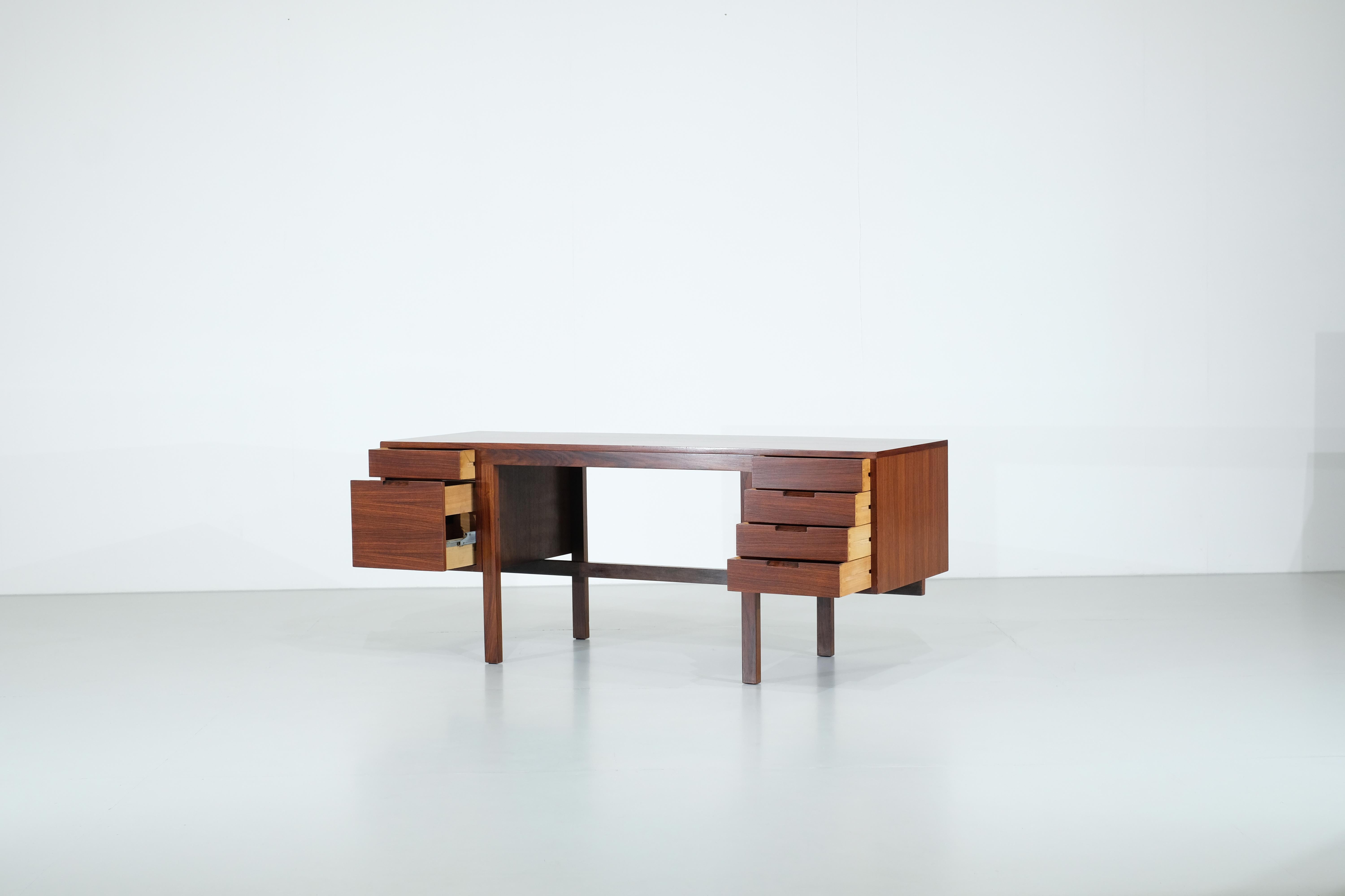 Magnifica scrivania Canaan disegnata da Marcel Breuer per Gavina negli anni '60.
Il suo design elegante e pratico riflette perfettamente l'approccio di Marcel Breuer.
Questa scrivania dispone di numerosi spazi di archiviazione, tra cui due cassetti