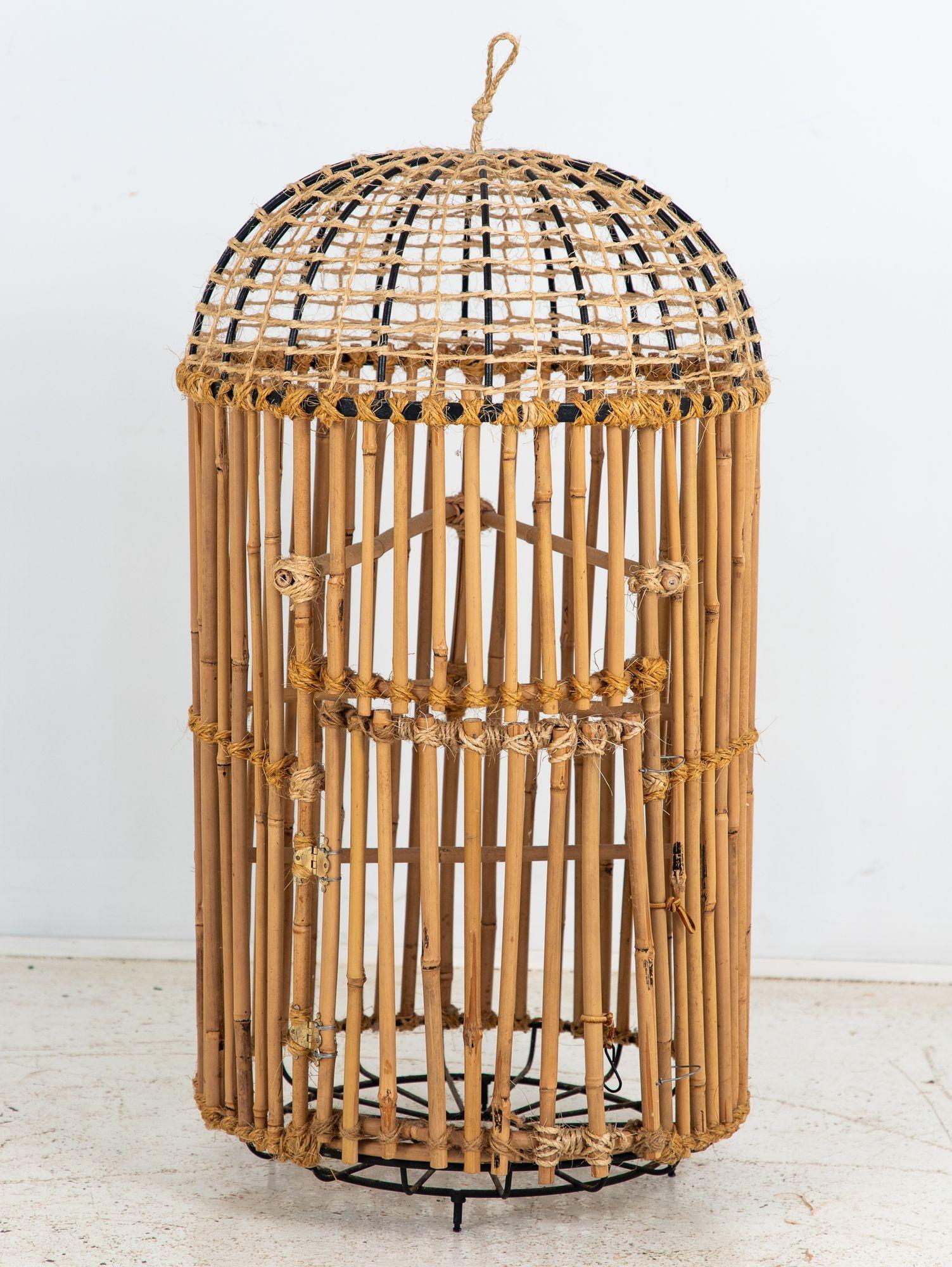 Questa colombaia o gabbia per uccelli in finto bambù di dimensioni generose, realizzata in Inghilterra a metà del XX secolo, emana un fascino hollywoodiano con il suo design. Il fondo e i piedini in filo metallico costituiscono una solida base,