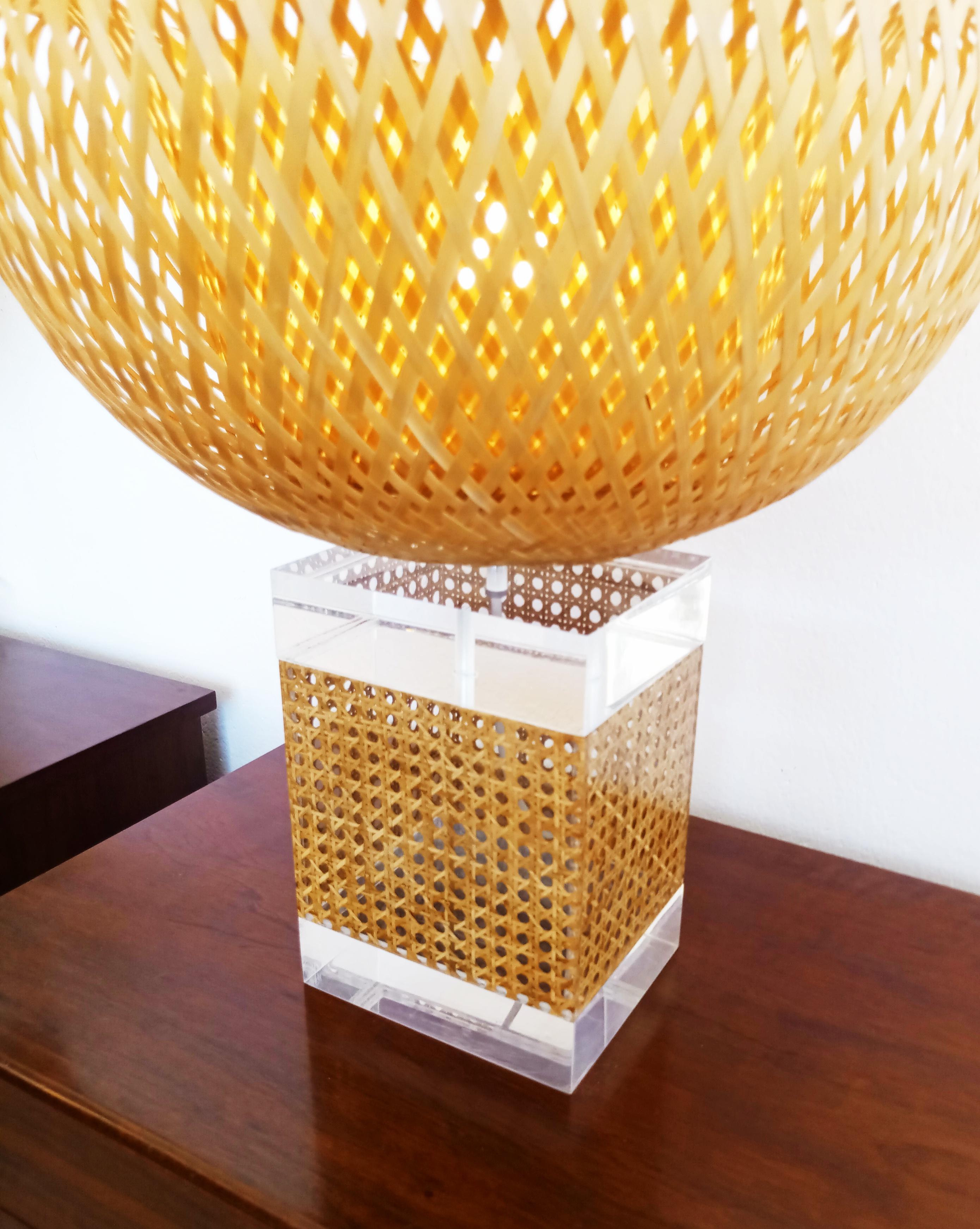 French Large Caning and Lucite Table Lamp, France, 1970s For Sale