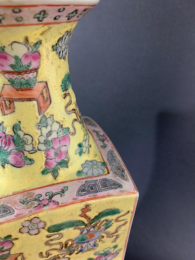 Questo bellissimo vaso policromo è un vaso Celadon realizzato in porcellana cantonese e originario della Cina alla fine del XIX secolo. È alto 38 cm (15 pollici) e largo e profondo 12,5 cm (4,7 pollici).

La porcellana di Canton, chiamata anche