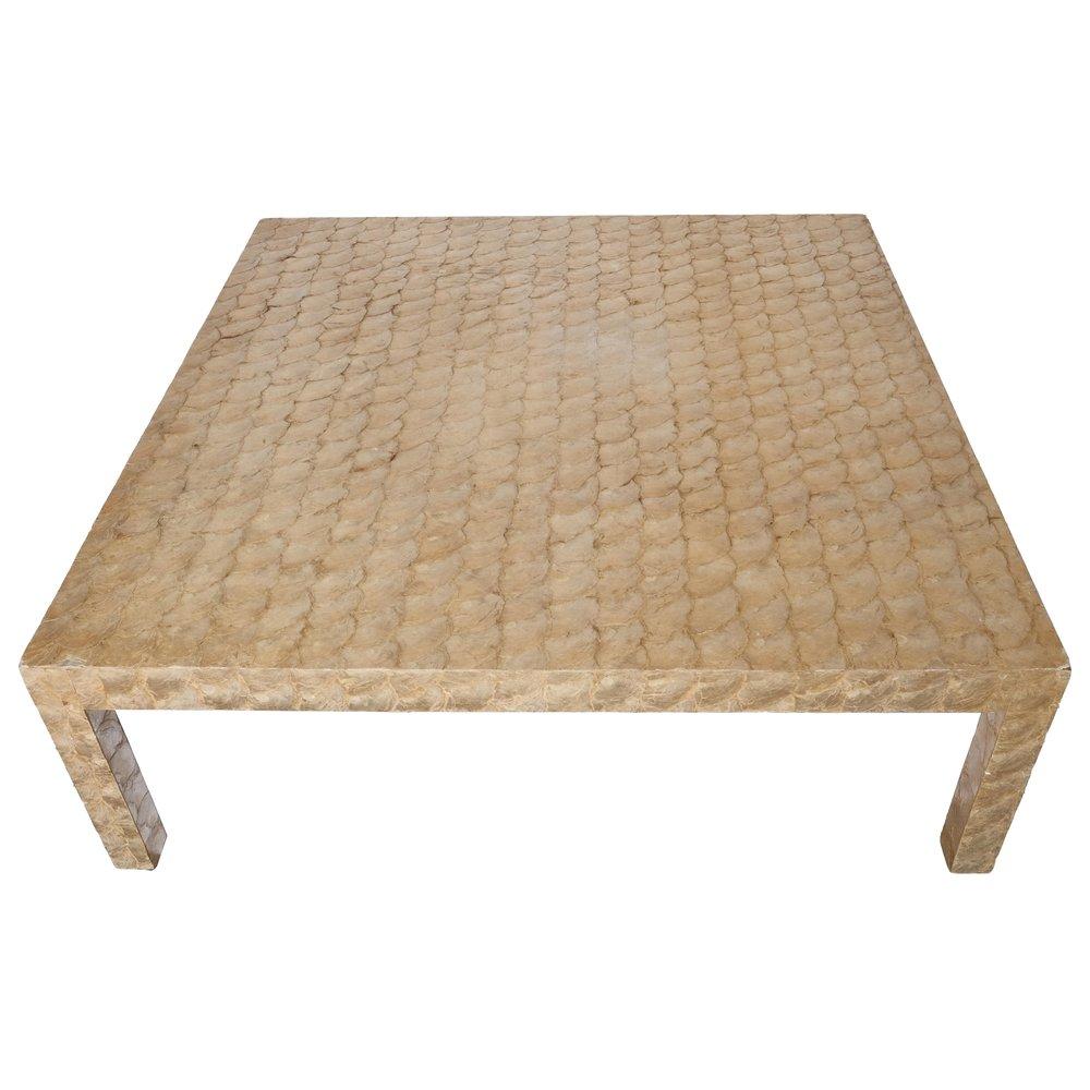 Grande table basse vintage avec une finition en mosaïque de coquillages Capiz, de forme moderne. Pieds Parsons avec une légère perte de coquille à un coin.  
L'usure est conforme à l'âge et à l'utilisation. Voir les photos pour plus de détails.
