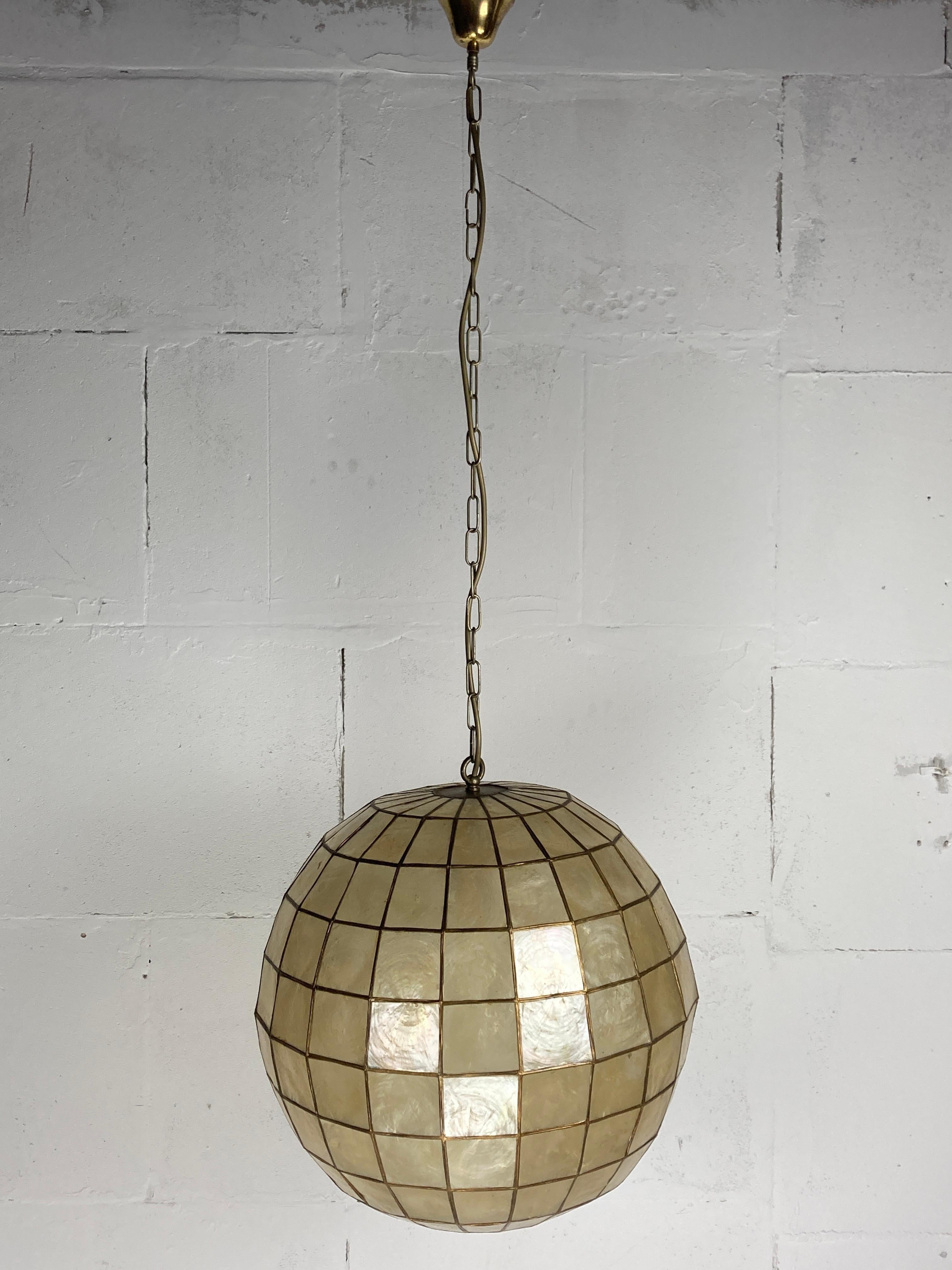 Rare et exceptionnel lustre à boules en coquillage capiz de la Feldman Lighting Company Los Angeles (années 1960). Cette lampe a été fabriquée dans leur Studio aux Philippines et est en très bon état compte tenu de son âge. Les coquilles de cadix