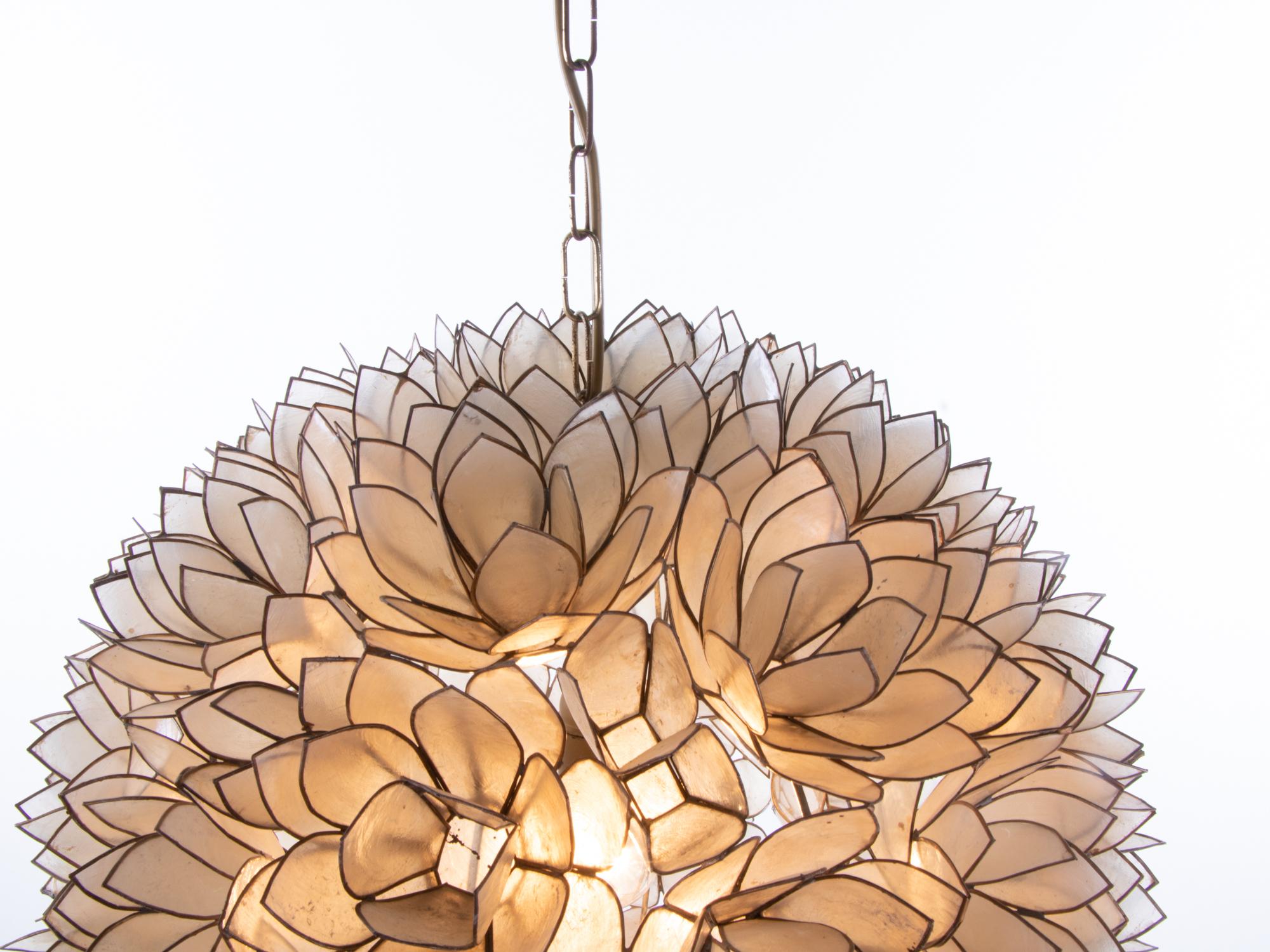 Élégante grande lampe pendante globulaire en forme de boule de lotus en coquille de Capiz:: fabriquée dans les années 1960. Chaque coquille a été fabriquée à la main et assemblée selon un motif de fleur de lotus. 

Mesures : diamètre de 50 cm (19::7