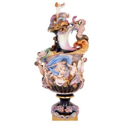 Grande aiguière et couvercle en porcelaine de Capodimonte