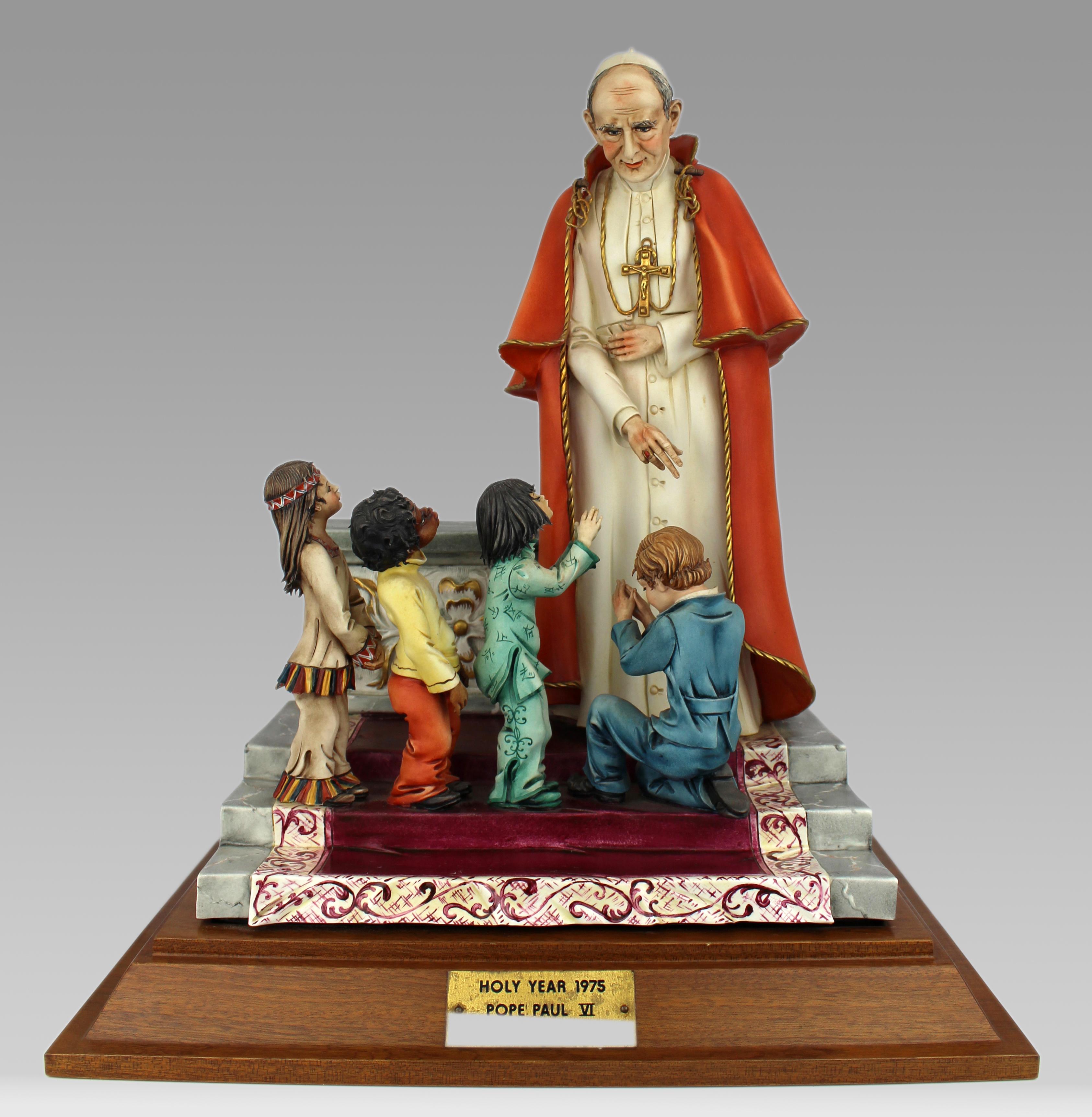 Große Capodimonte Porzellanfigur - Papst Paul VI, Heiliges Jahr 1975 - Signiert Corti, Limitierte Auflage
Italien, um 1975

Eine bemerkenswerte großformatige Capodimonte-Porzellanskulptur zum Gedenken an das Heilige Jahr 1975, die zeigt, wie Papst