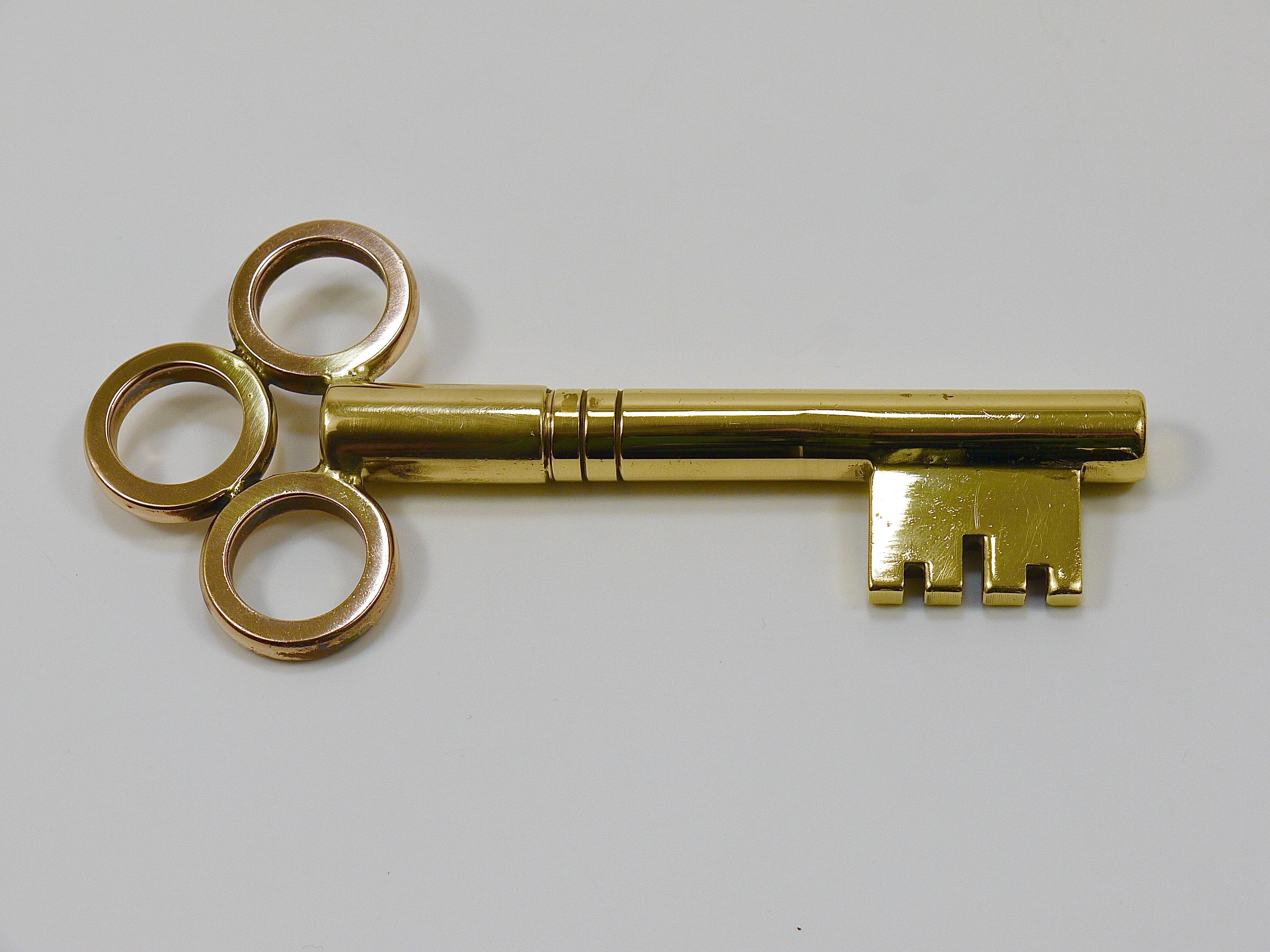 Großer Carl Aubock Briefbeschwerer mit Schlüssel aus Messing und Korkenzieherflaschenöffner, Österreich, 1950er Jahre im Angebot 4