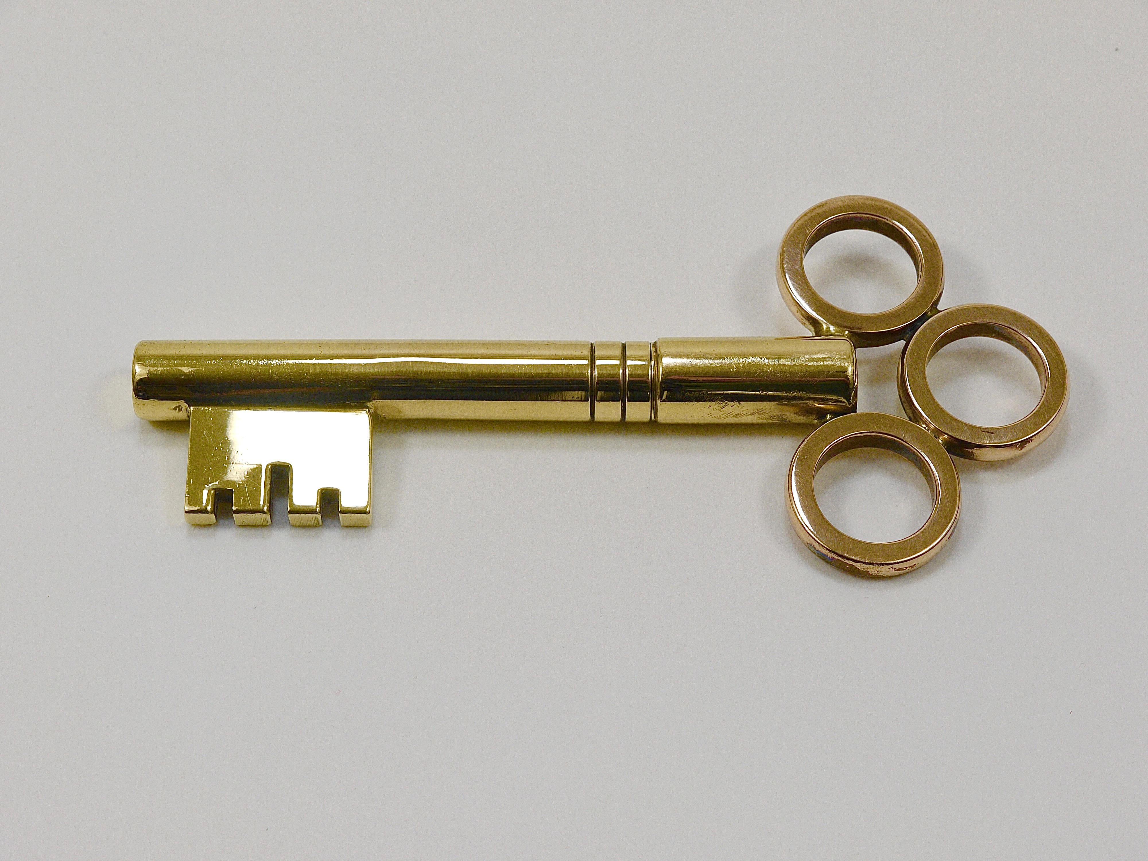 Großer Carl Aubock Briefbeschwerer mit Schlüssel aus Messing und Korkenzieherflaschenöffner, Österreich, 1950er Jahre im Angebot 3