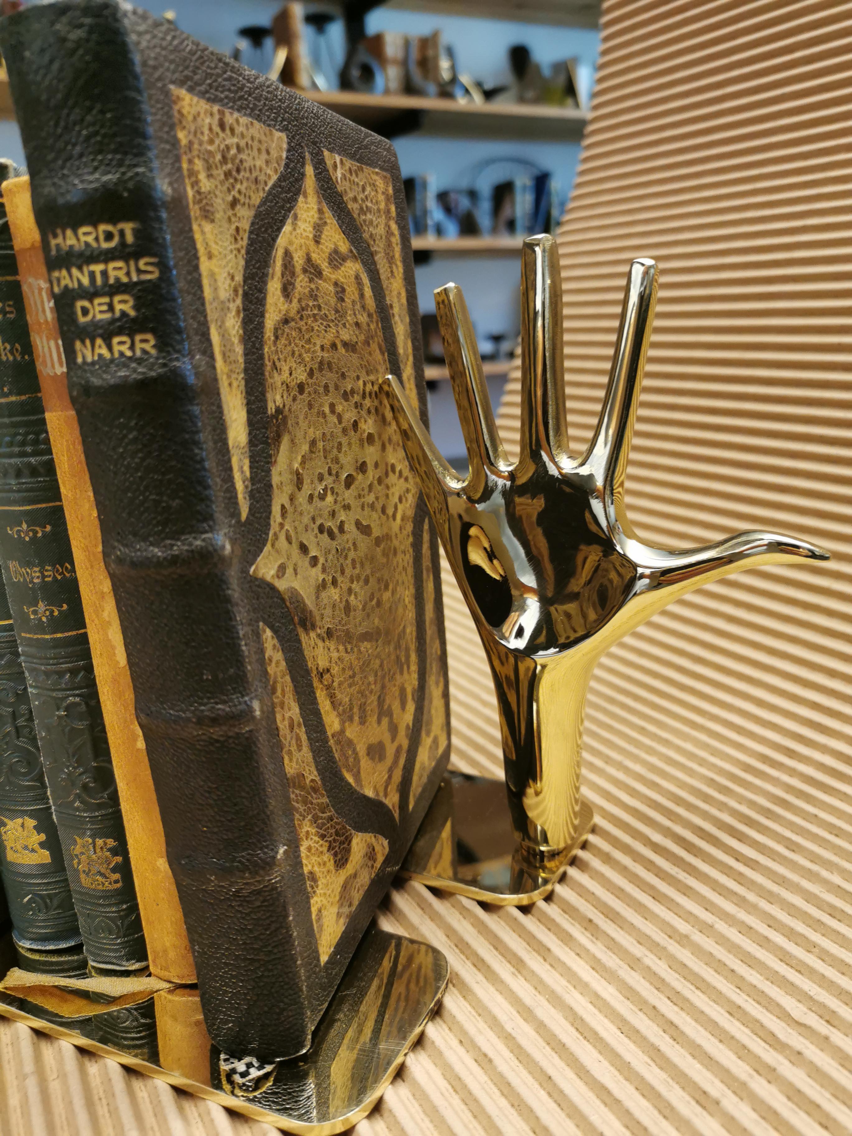 Paar große Carl Auböck Modell #4219 'Hände' Bücherstützen aus Messing im Angebot 13