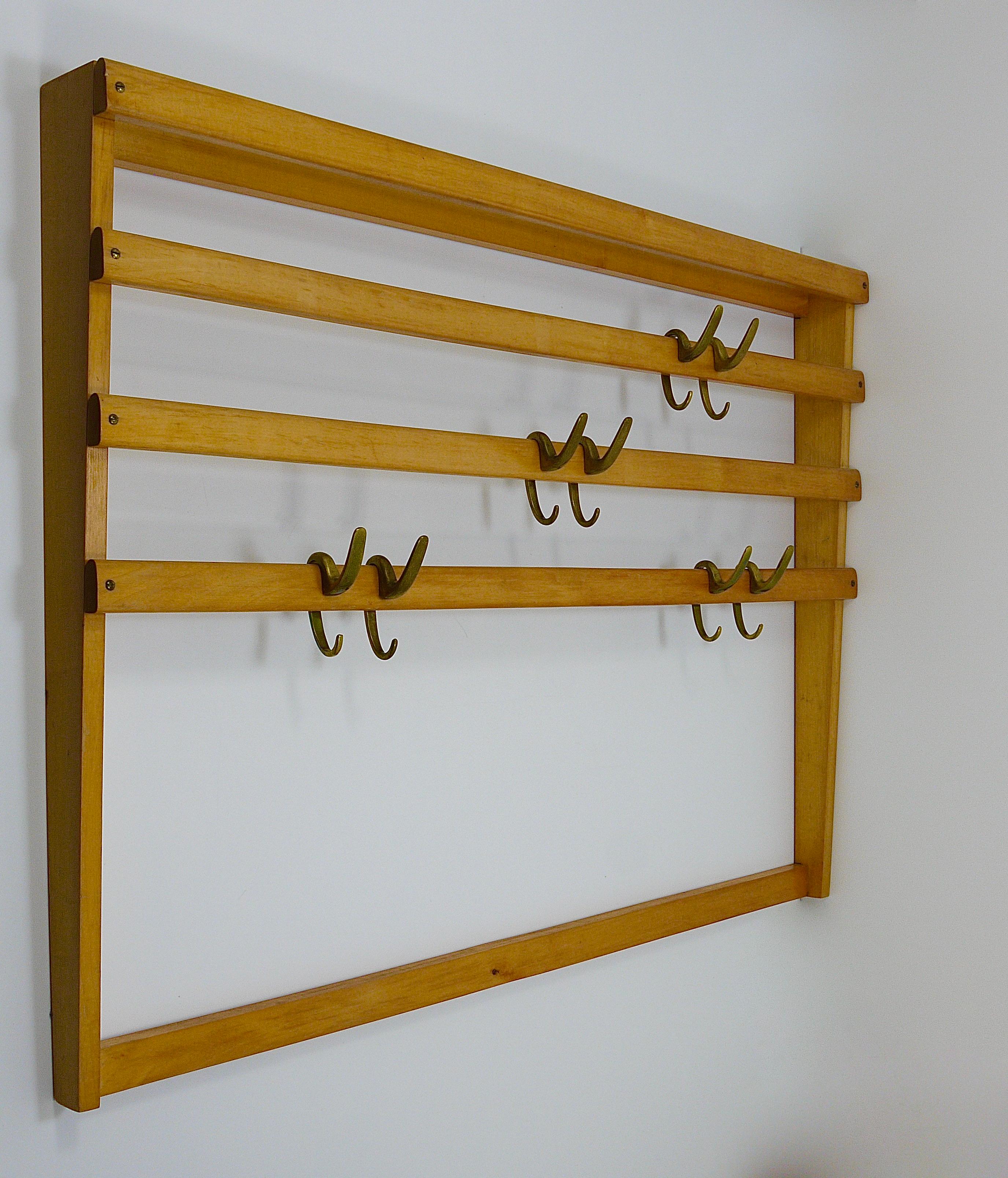 Großer Carl Auböck Mid-Century Garderobenständer Buche Garderobe mit 8 Messinghaken, 1950er Jahre (Österreichisch) im Angebot